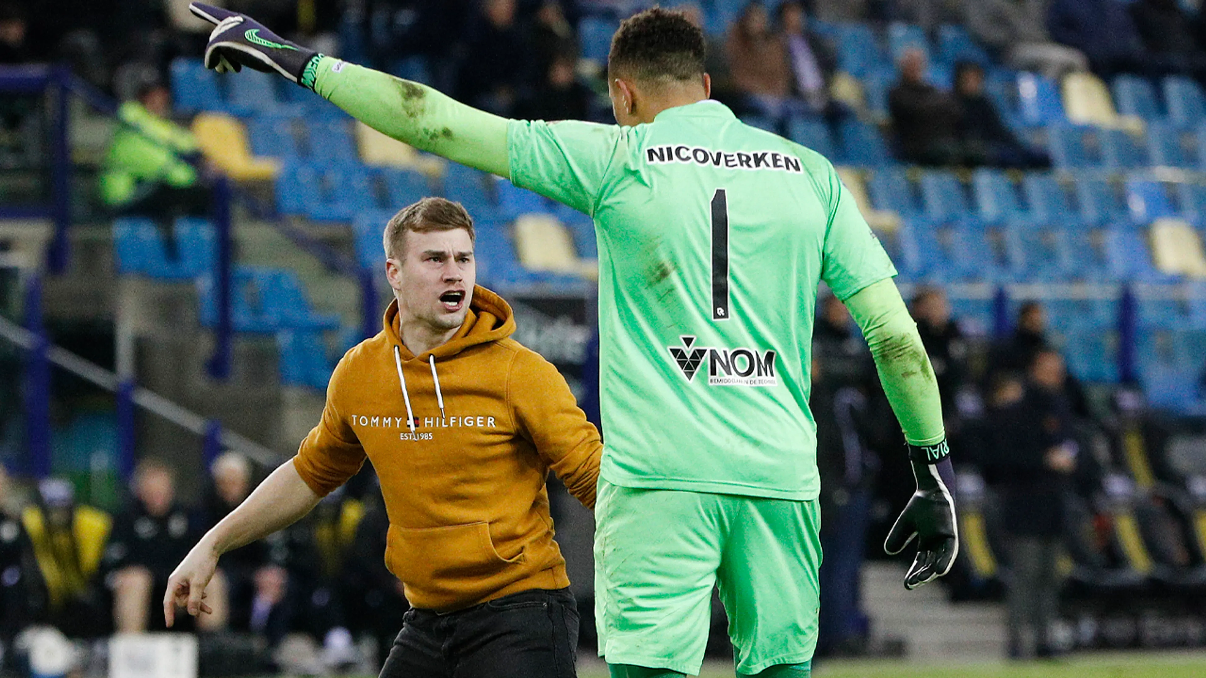 Vitesse - Sparta tijdelijk gestaakt na wangedrag van thuissupporters