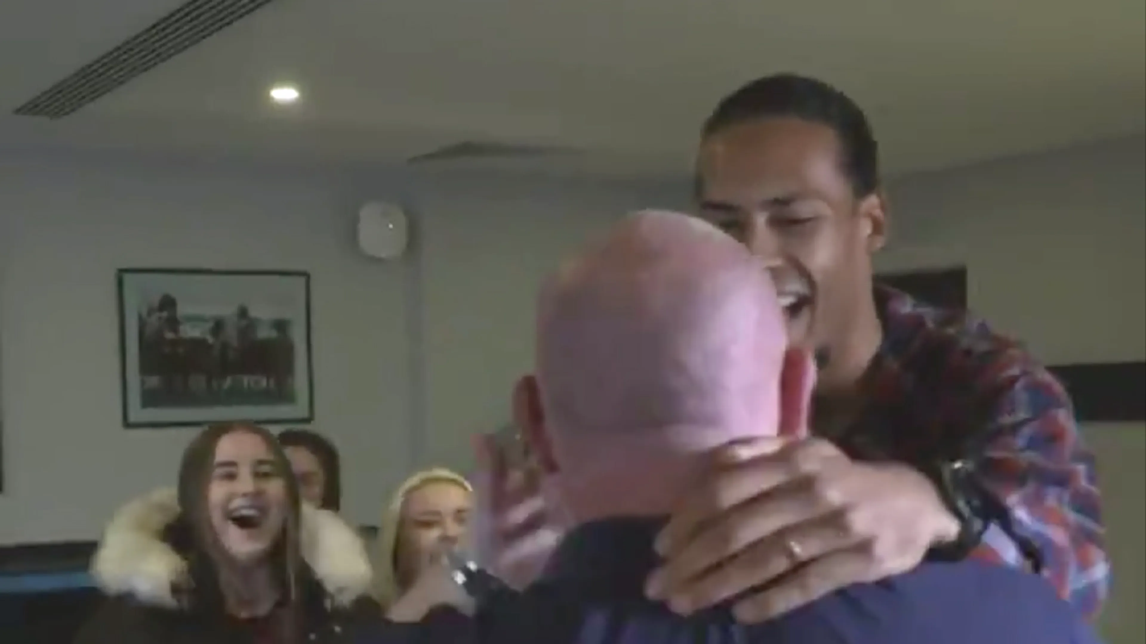 PRACHTIG! Van Dijk verrast Liverpool-vaders op Vaderdag