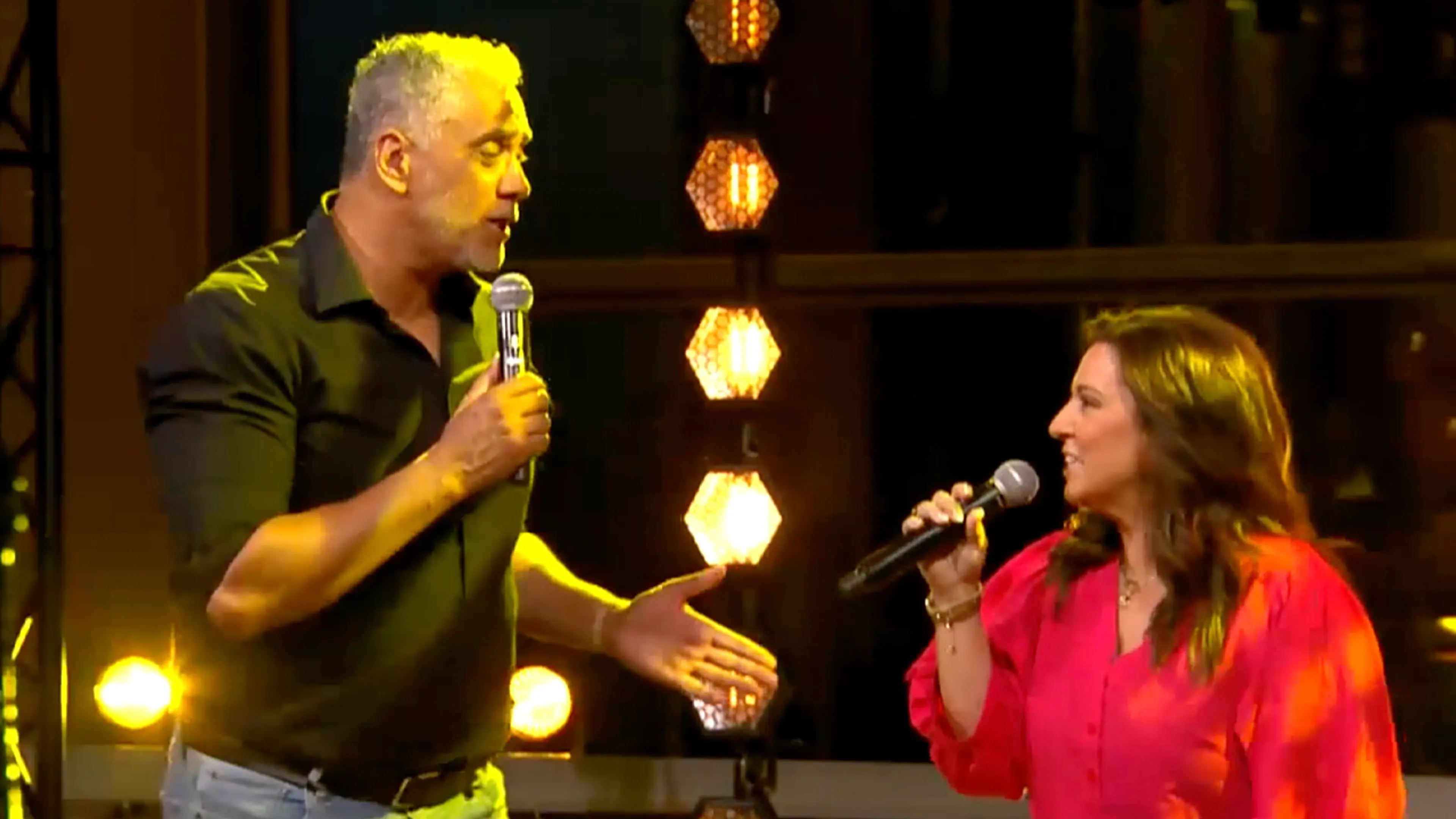 Maxine en Franklin Brown zingen single 'Weekendje in Parijs' in reclamebreak van De Oranjezomer!