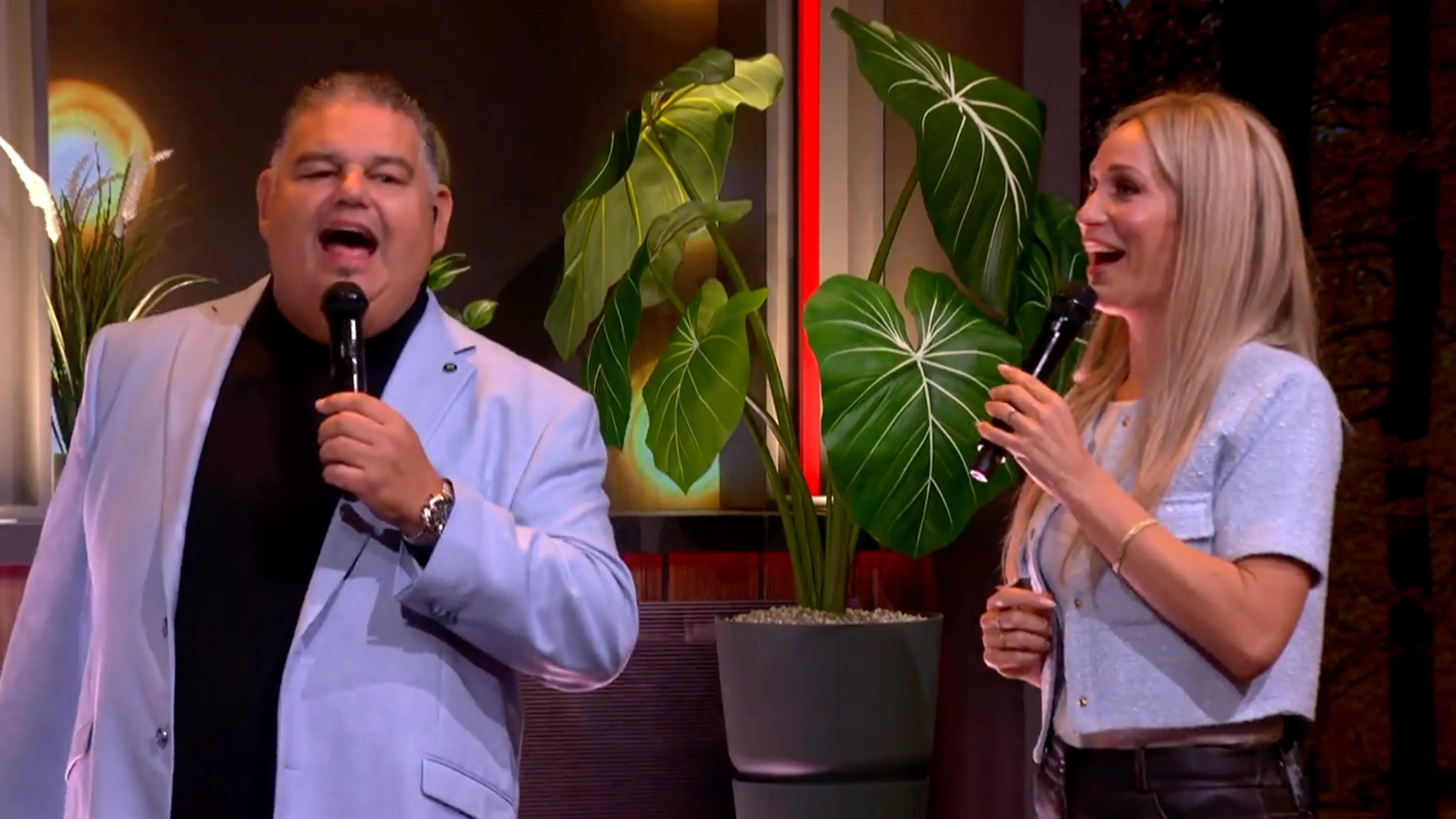 Django Wagner en Hélène Hendriks zingen duet in commercialbreak van De Oranjezondag!