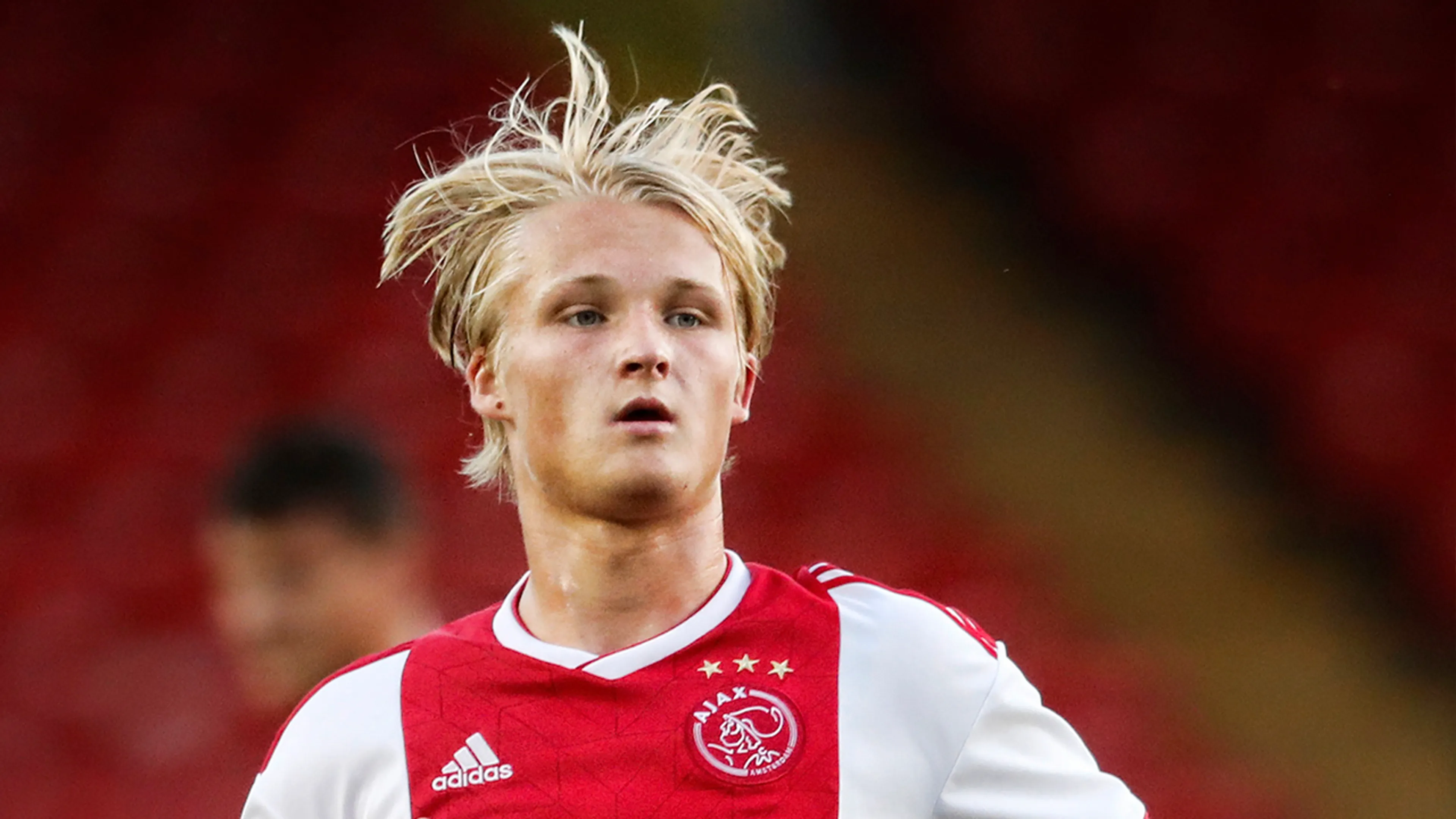 GESPOT: Dolberg met Nice-sjaal op de tribune