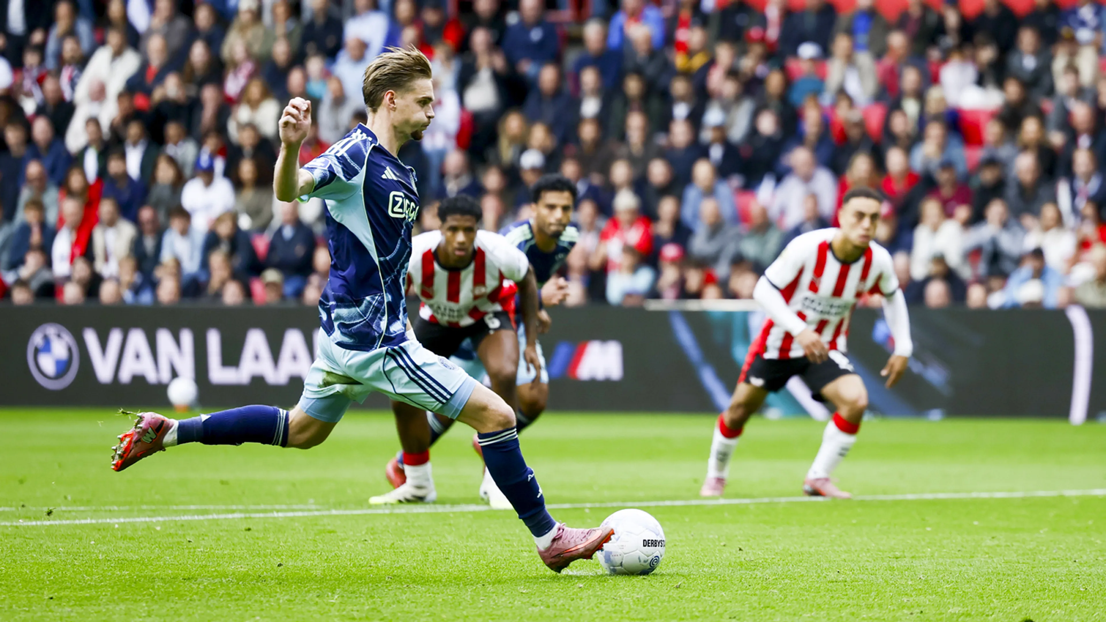 Taylor benut strafschop en brengt Ajax op gelijke hoogte