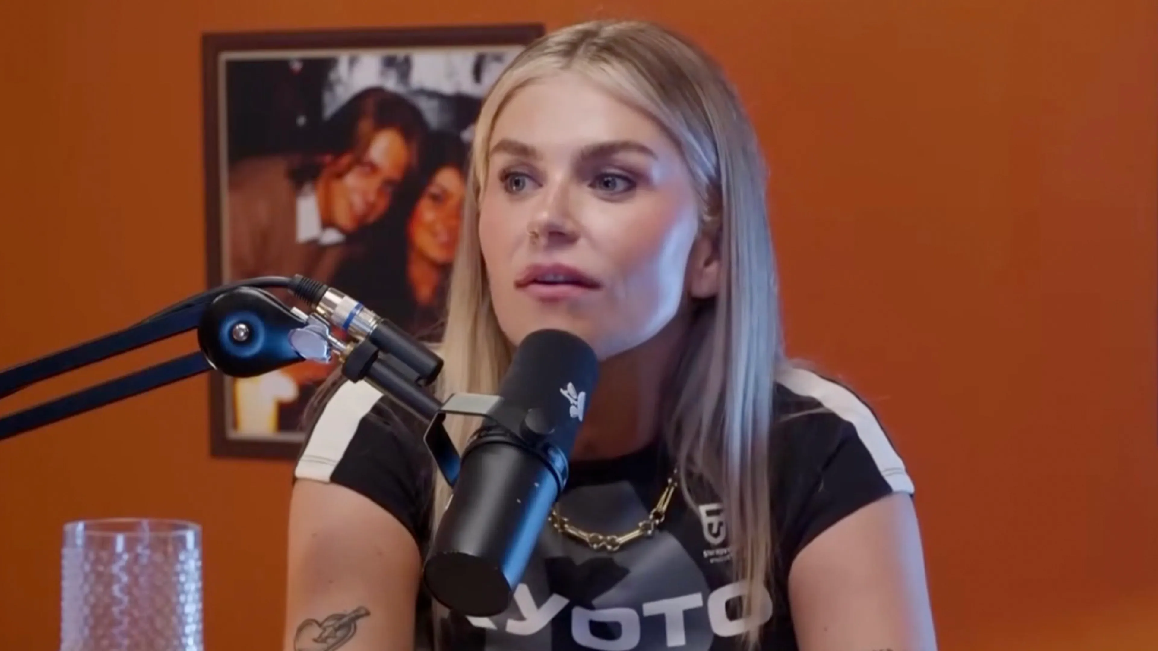 Bandleden niet blij met borstverkleining Roxeanne Hazes