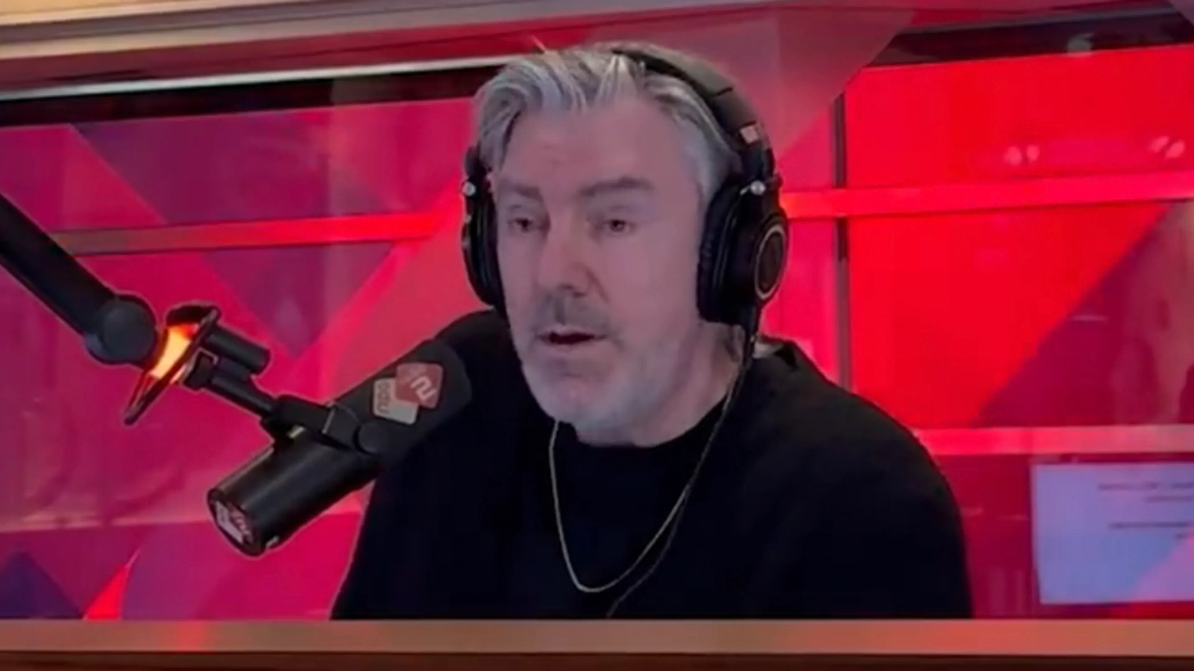 Video: Ruud de Wild loopt weg uit eigen radioshow vanwege bedreigingen na interview