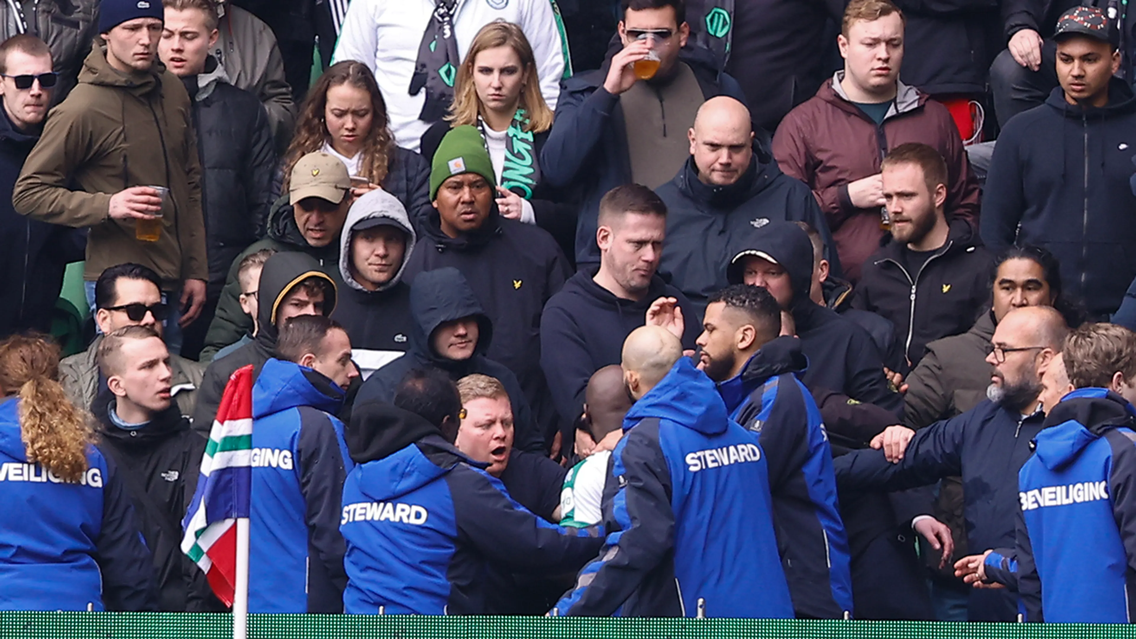 Veldbestormer FC Groningen schreef met eigen poep op muur politiecel
