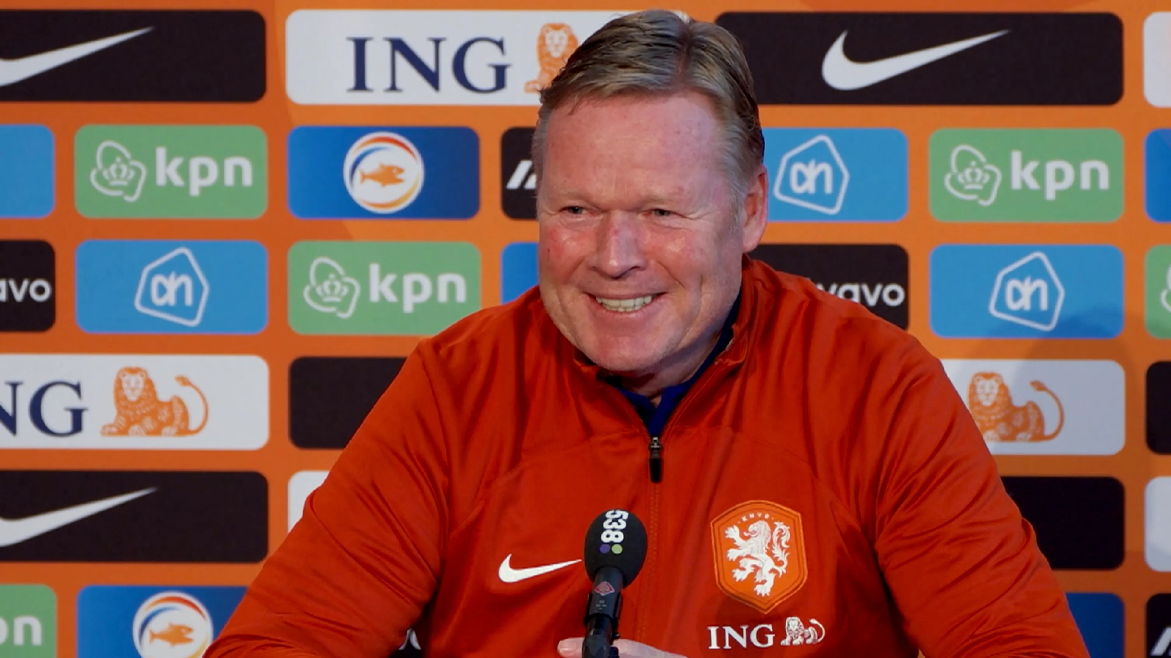 Vraag van Valentijn brengt lach op het gezicht van Koeman