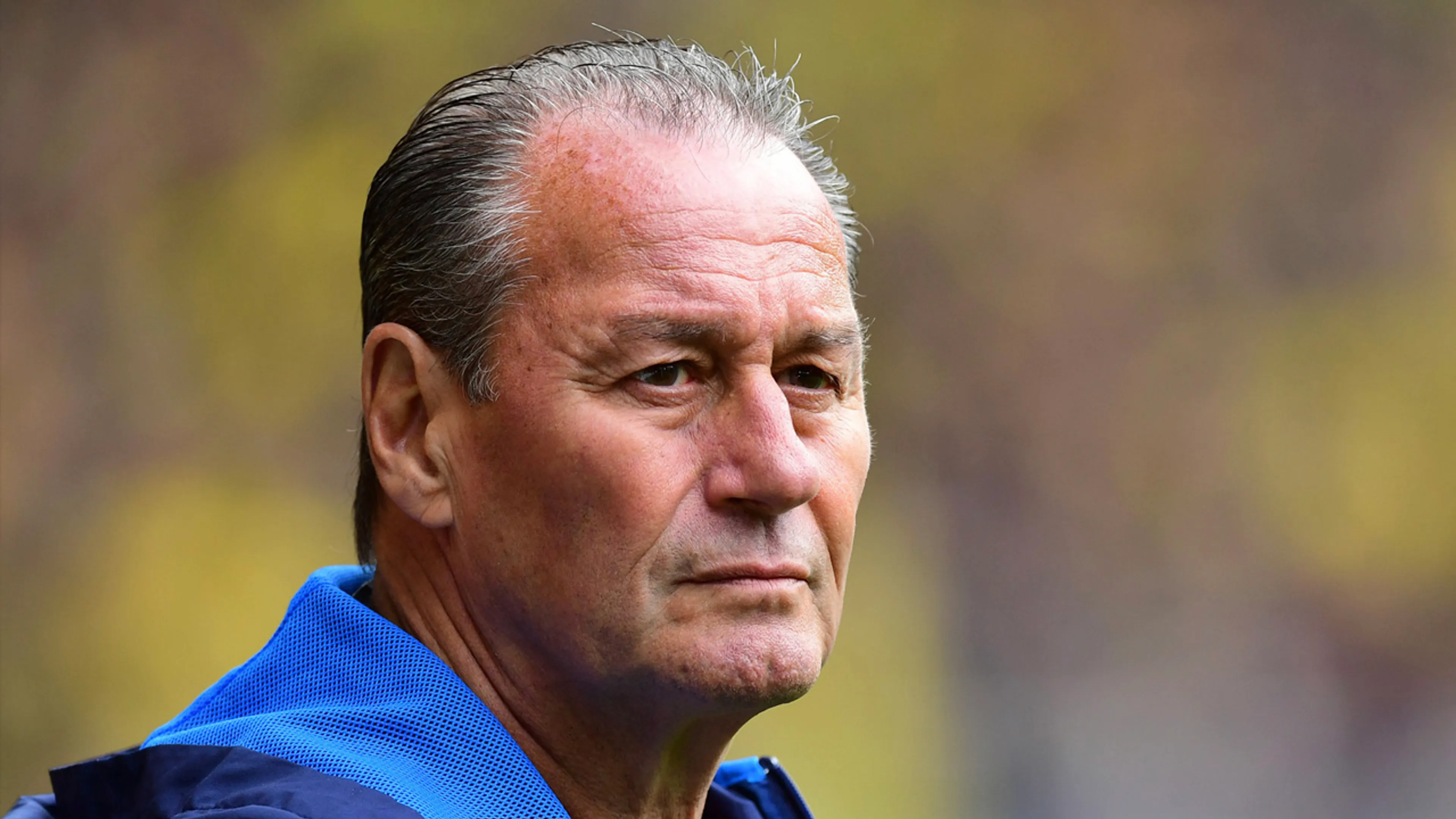 Huub Stevens stunt met Schalke bij Dortmund en helpt Bayern