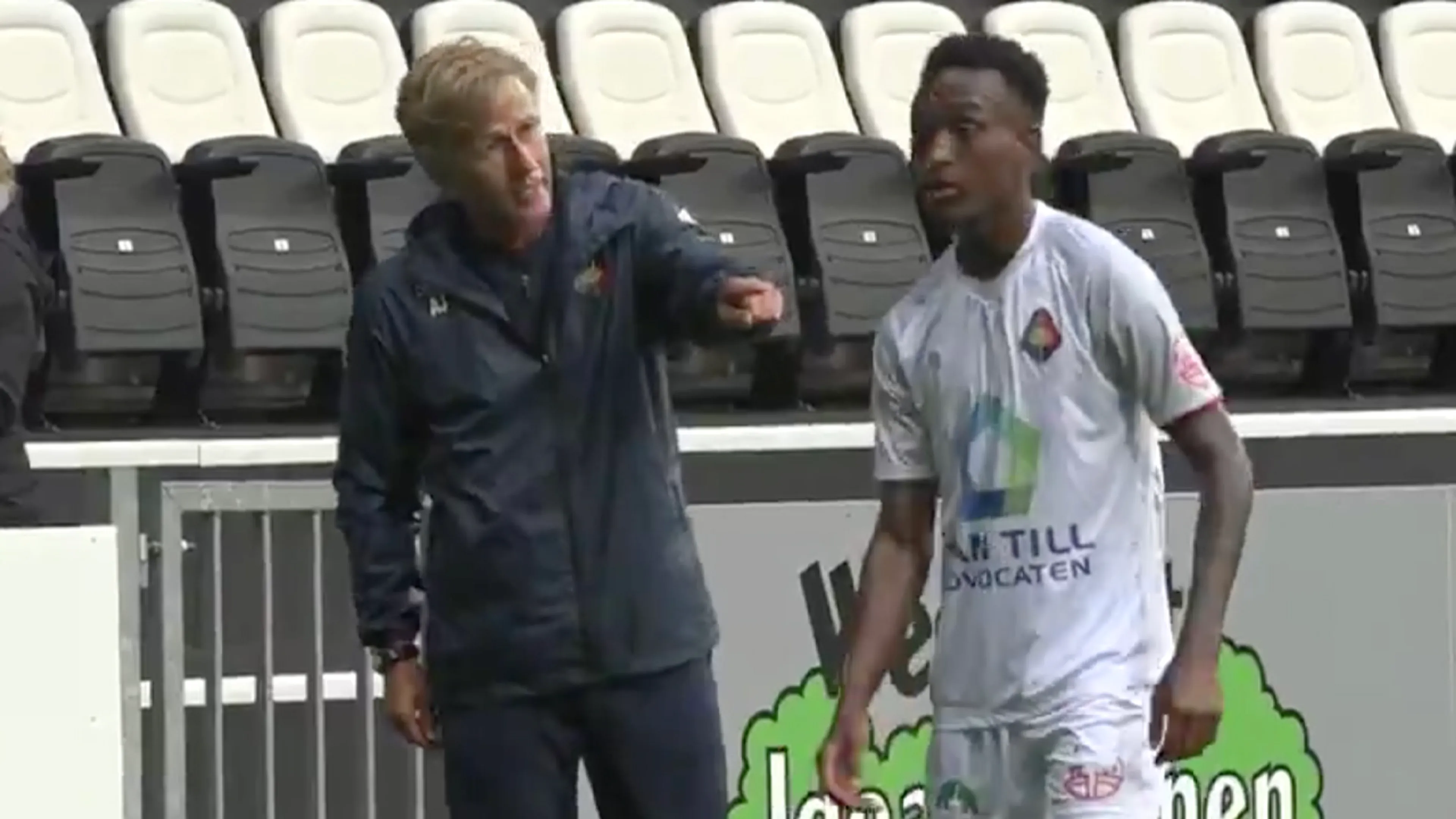 Andries Jonker woest op eigen speler na spijkerharde overtreding