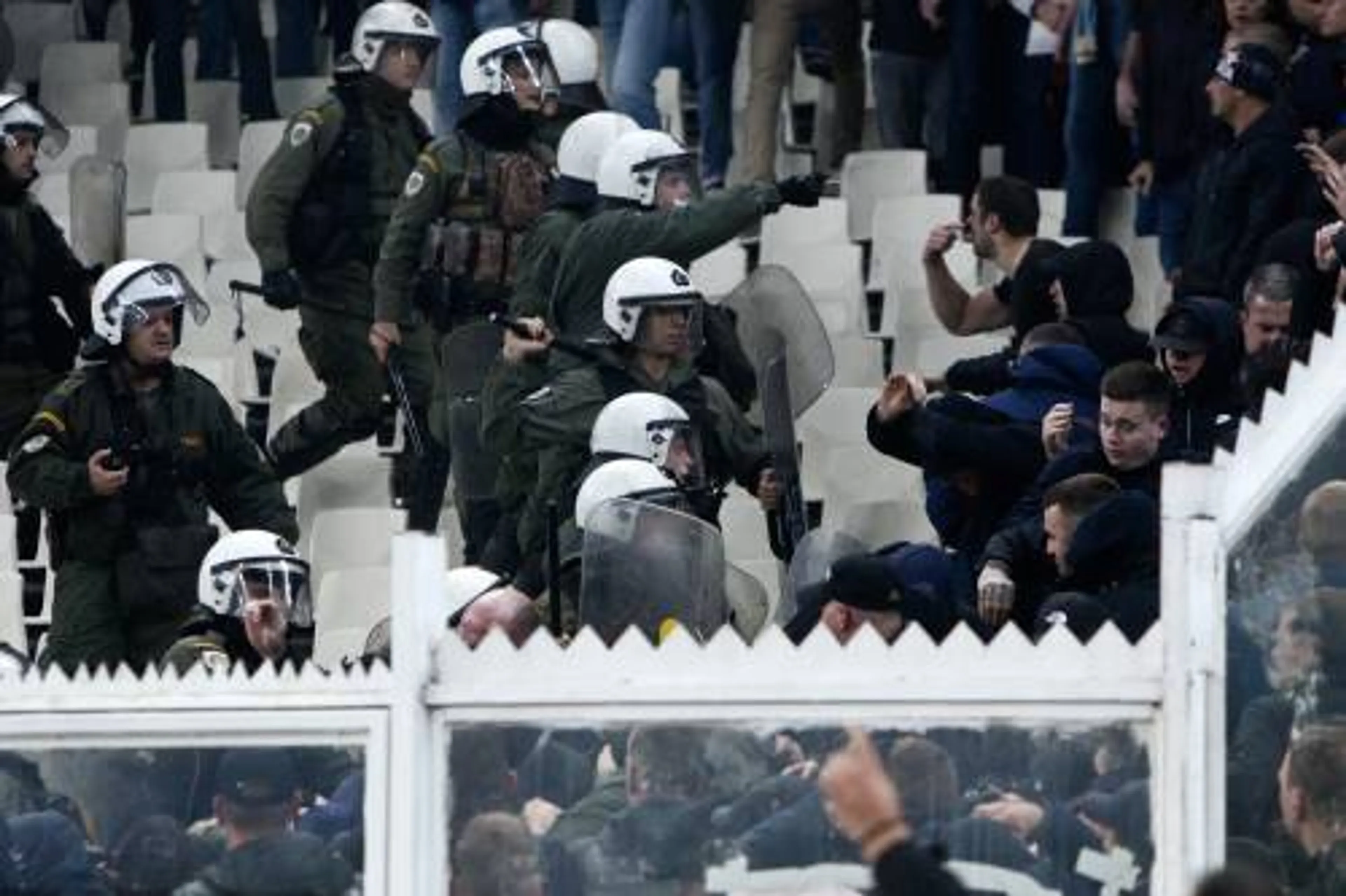 Acht fans Ajax gewond