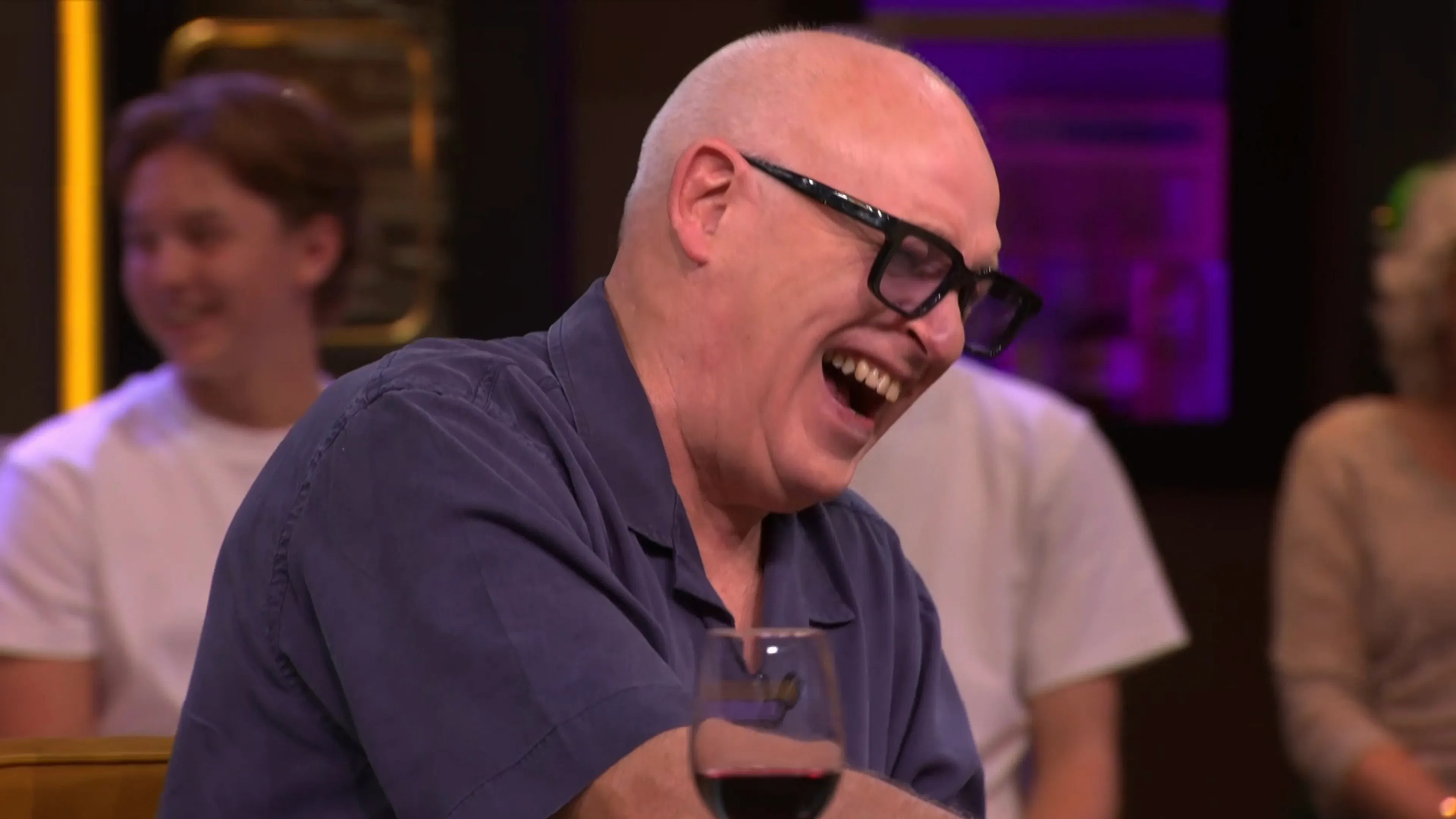 René van der Gijp lacht om tafelgast bij Renze: 'Hij doet z'n naam eer aan!'