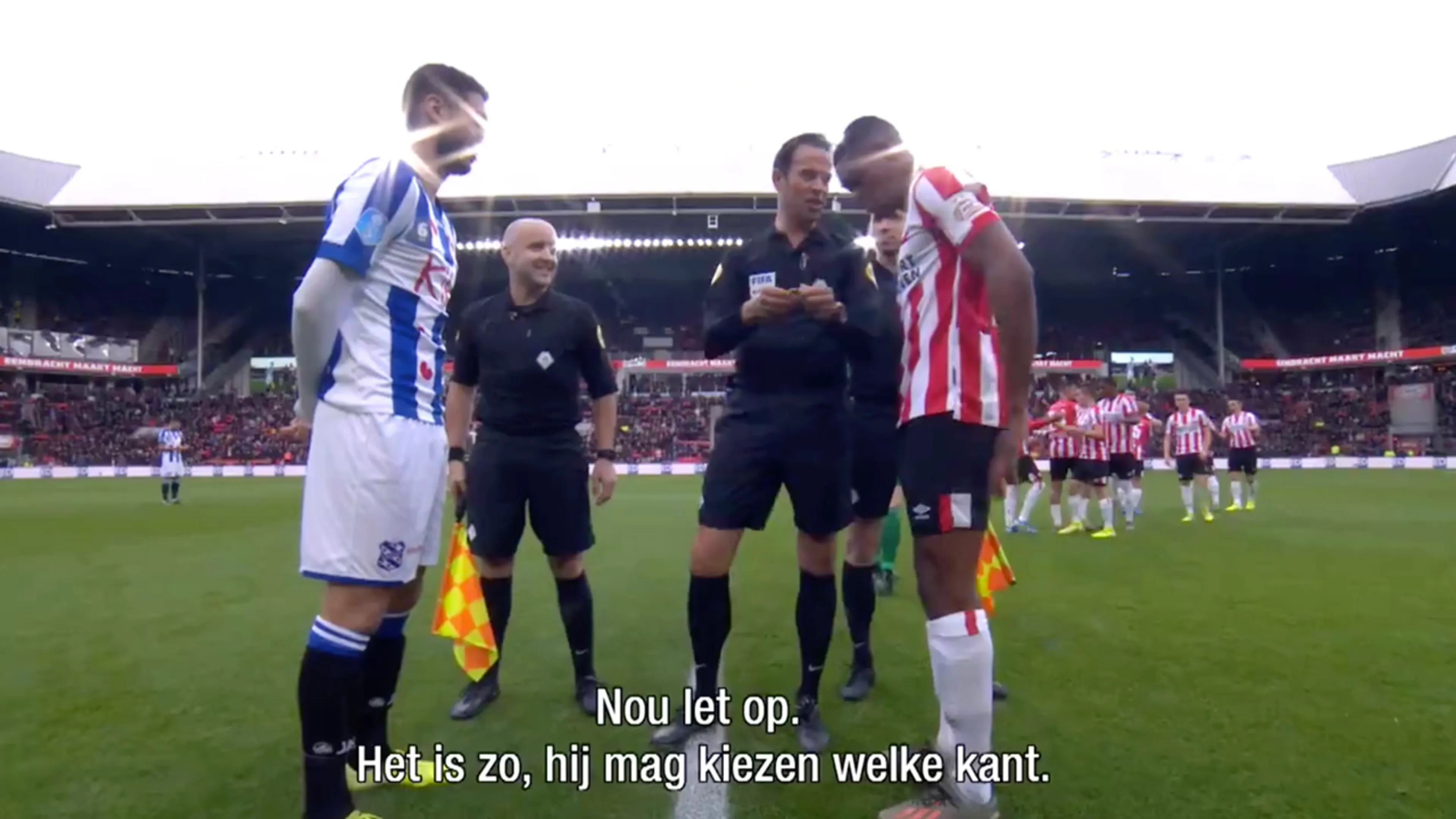 LOL! Dumfries weet niet hoe de toss werkt en Nijhuis schiet te hulp