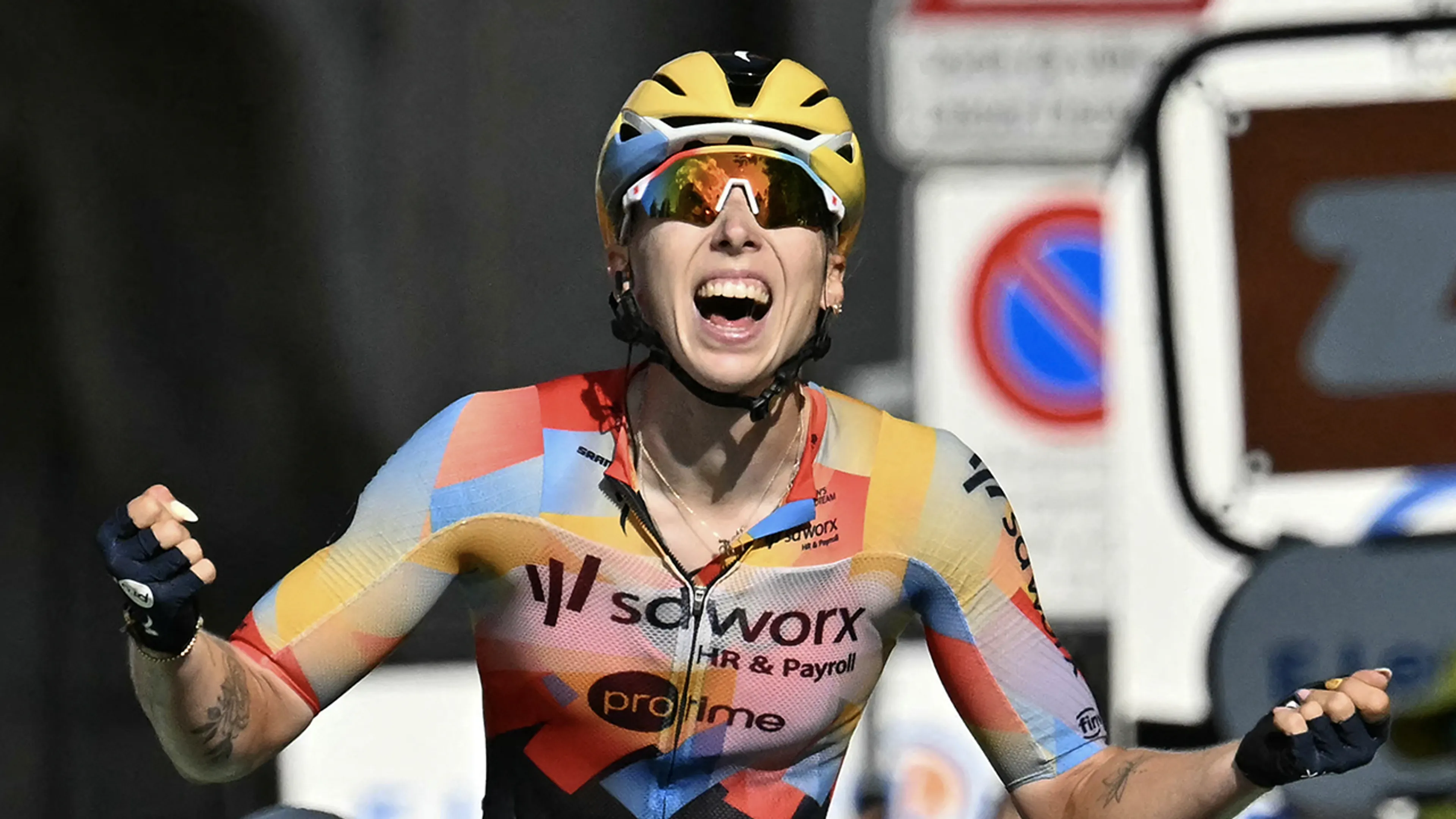 Lorena Wiebes meteen de baas in Tour Femmes: machtige sprint levert winst én gele trui op