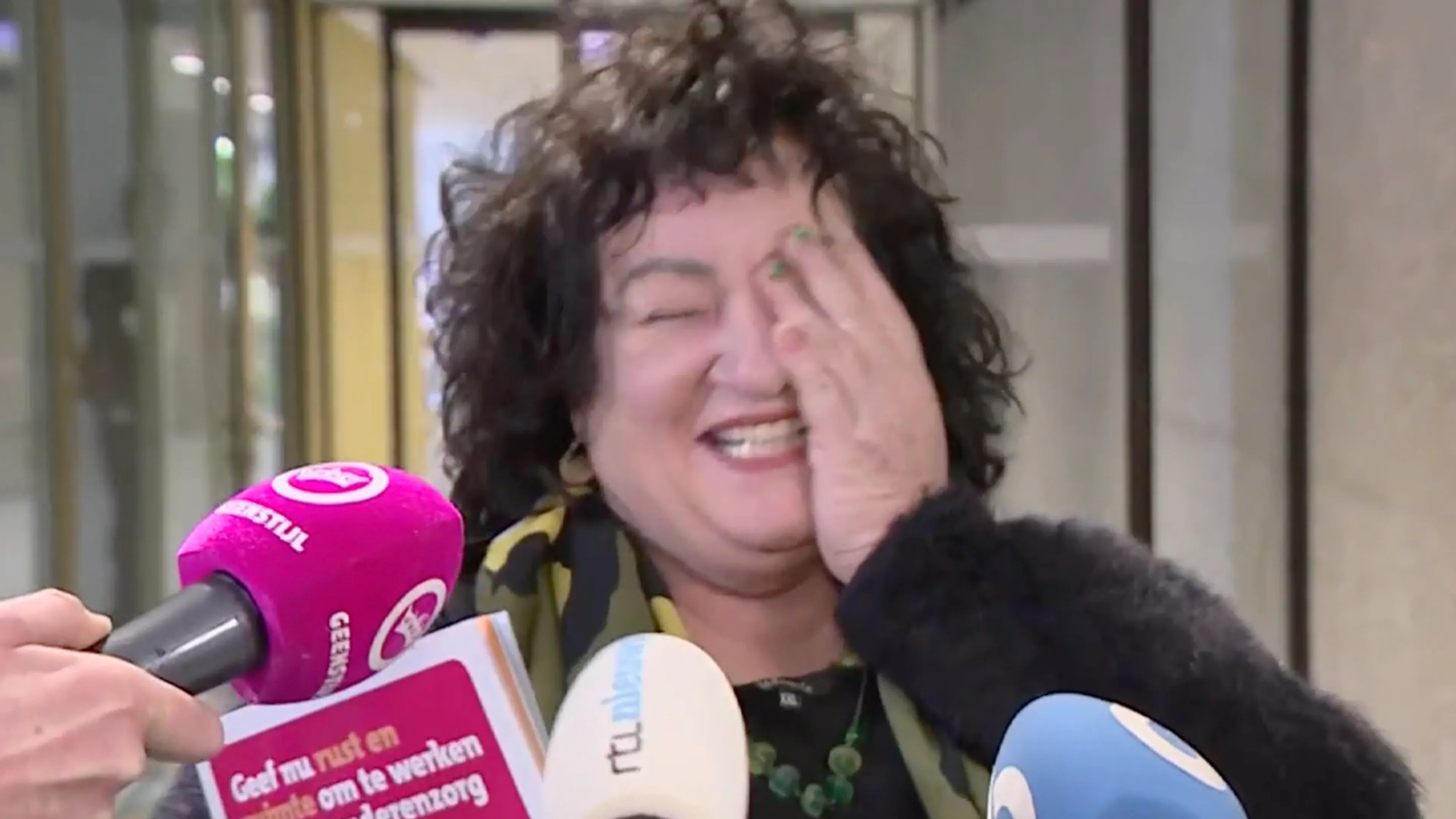 Video: Caroline van der Plas draagt shirt binnenstebuiten én achterstevoren
