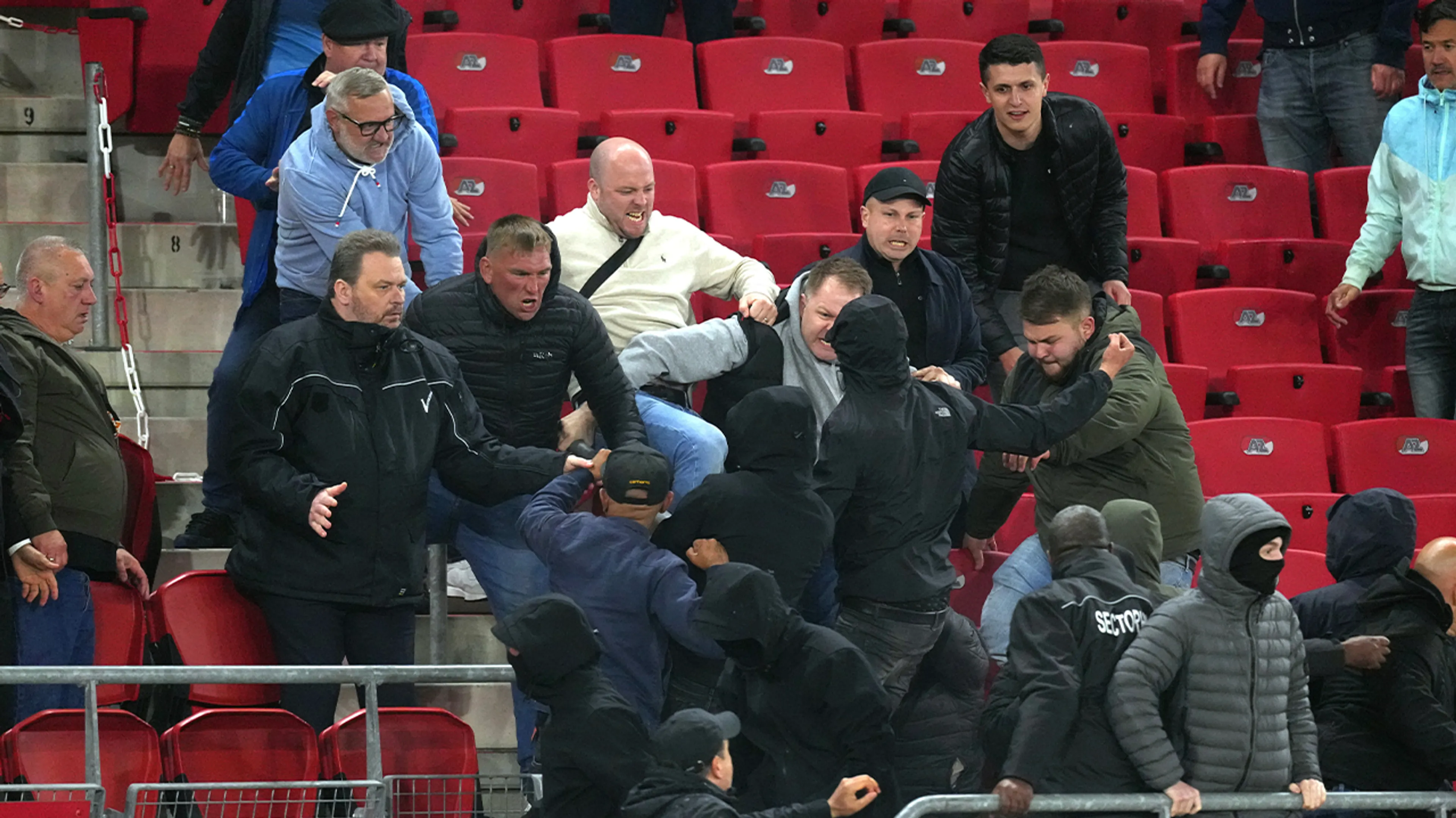 AZ deelt 43 stadionverboden uit na ongeregeldheden tegen West Ham United