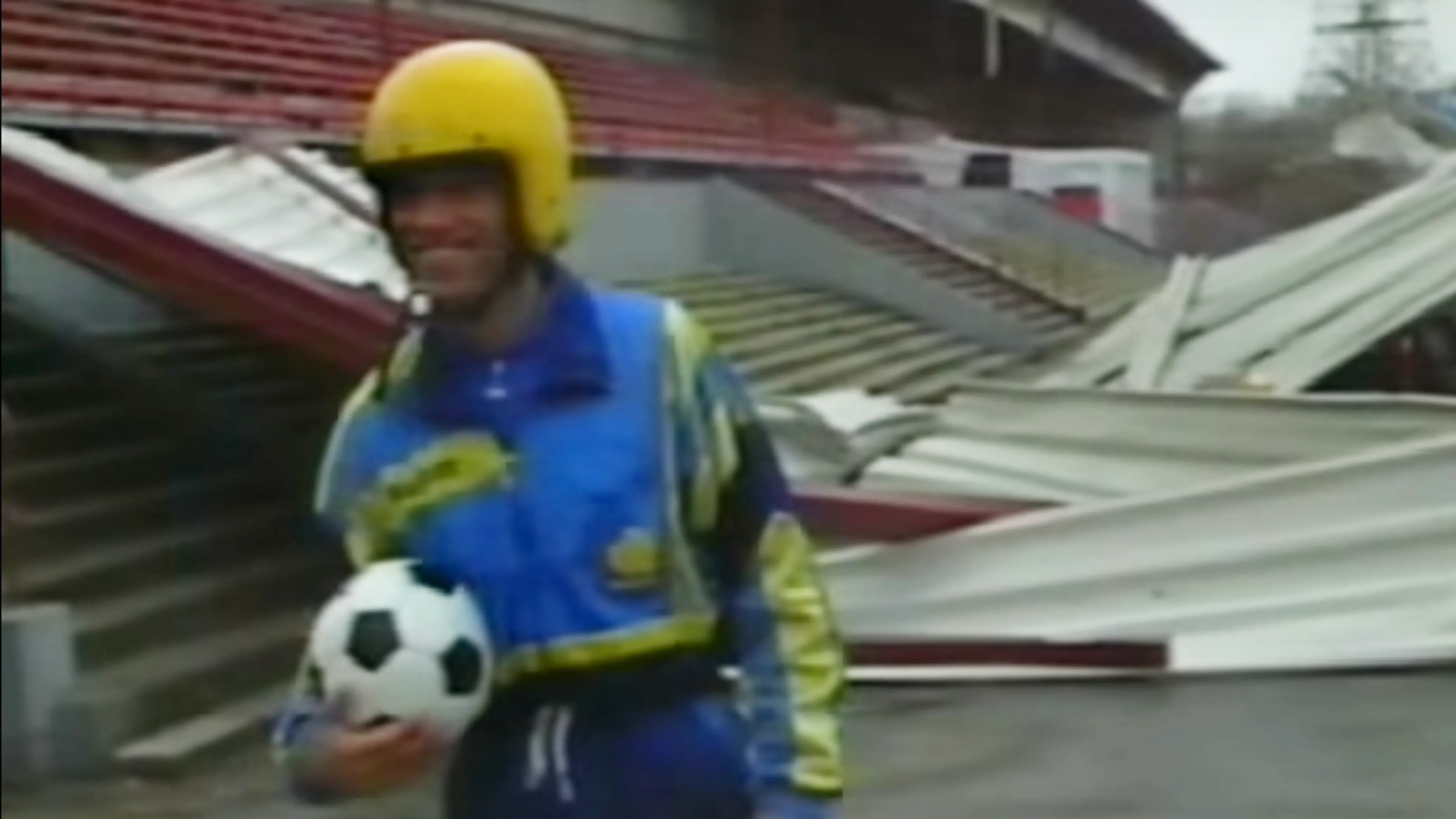CLASSIC: 'Trainingsbeest' René trotseert storm met brommerhelm 