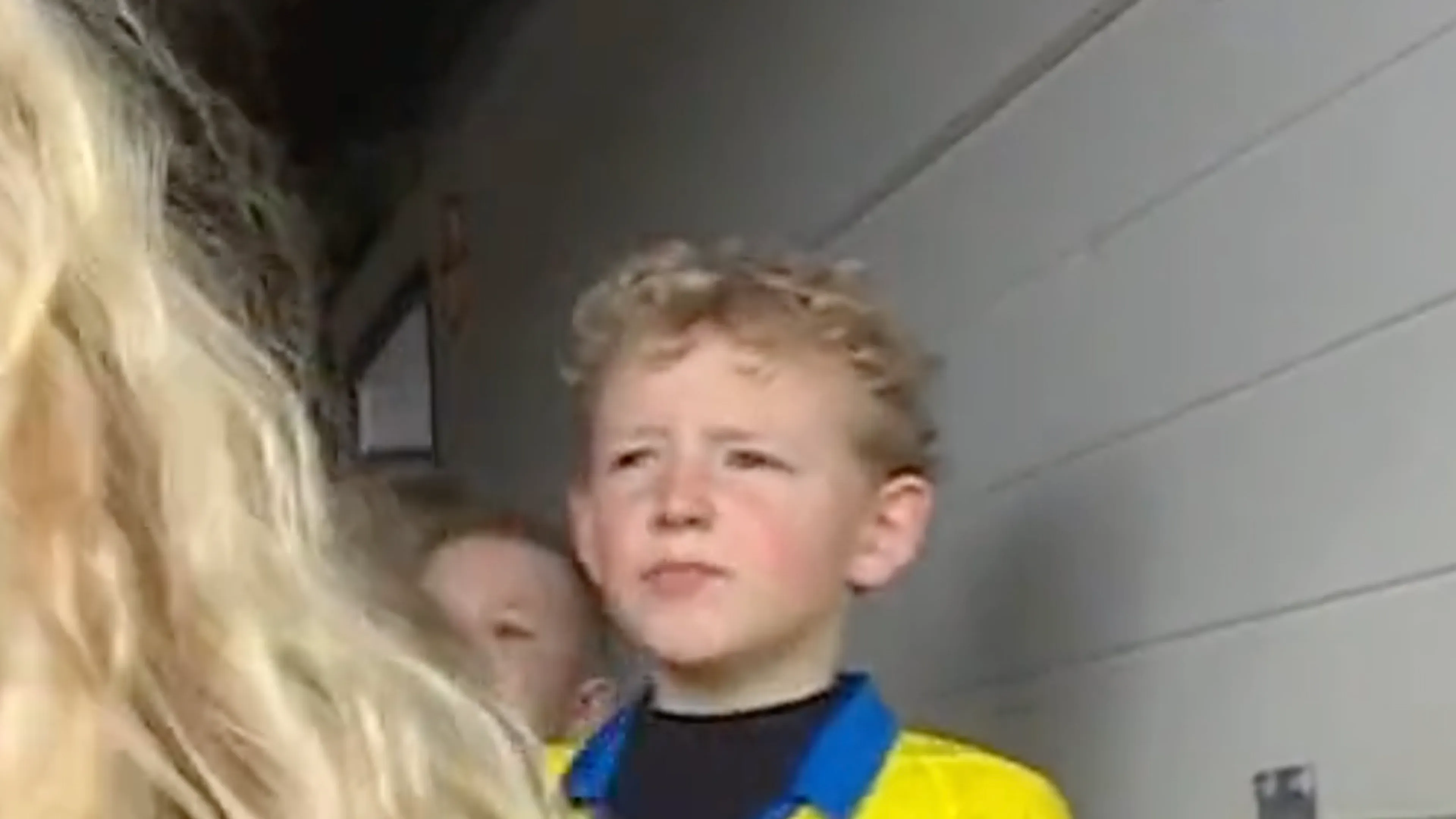 Video: Jonge mascotte geen fan van Remko Pasveer: 'Ik ga hem echt geen boks geven'