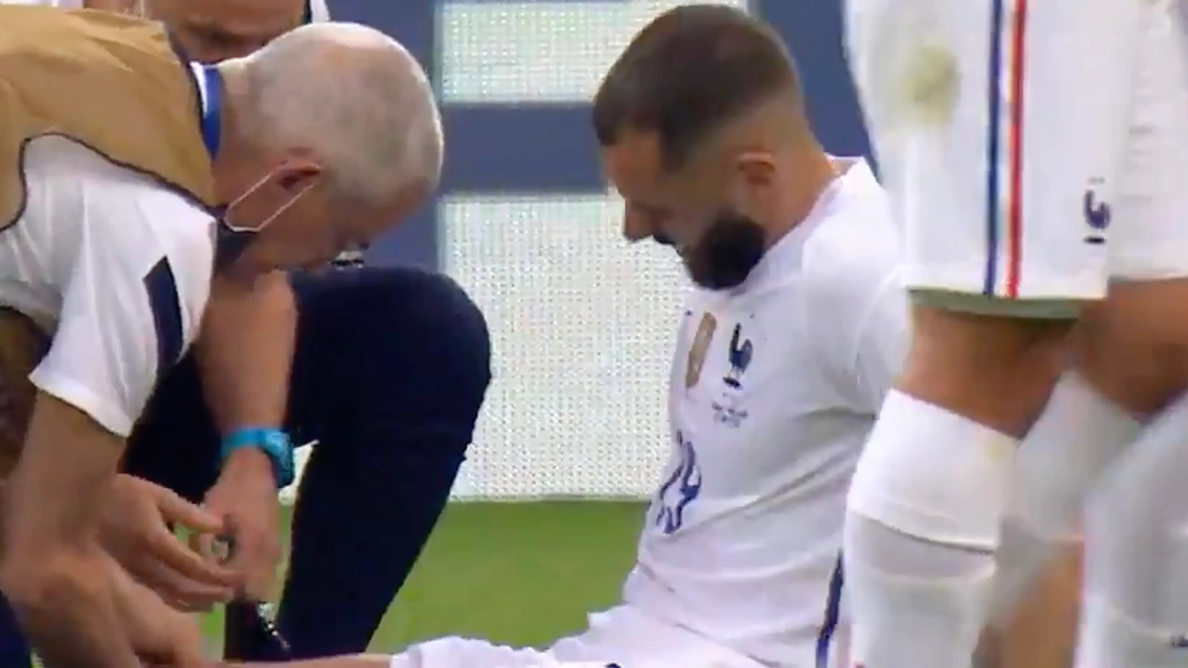 VIDEO: Benzema verlaat geblesseerd het veld tijdens oefeninterland