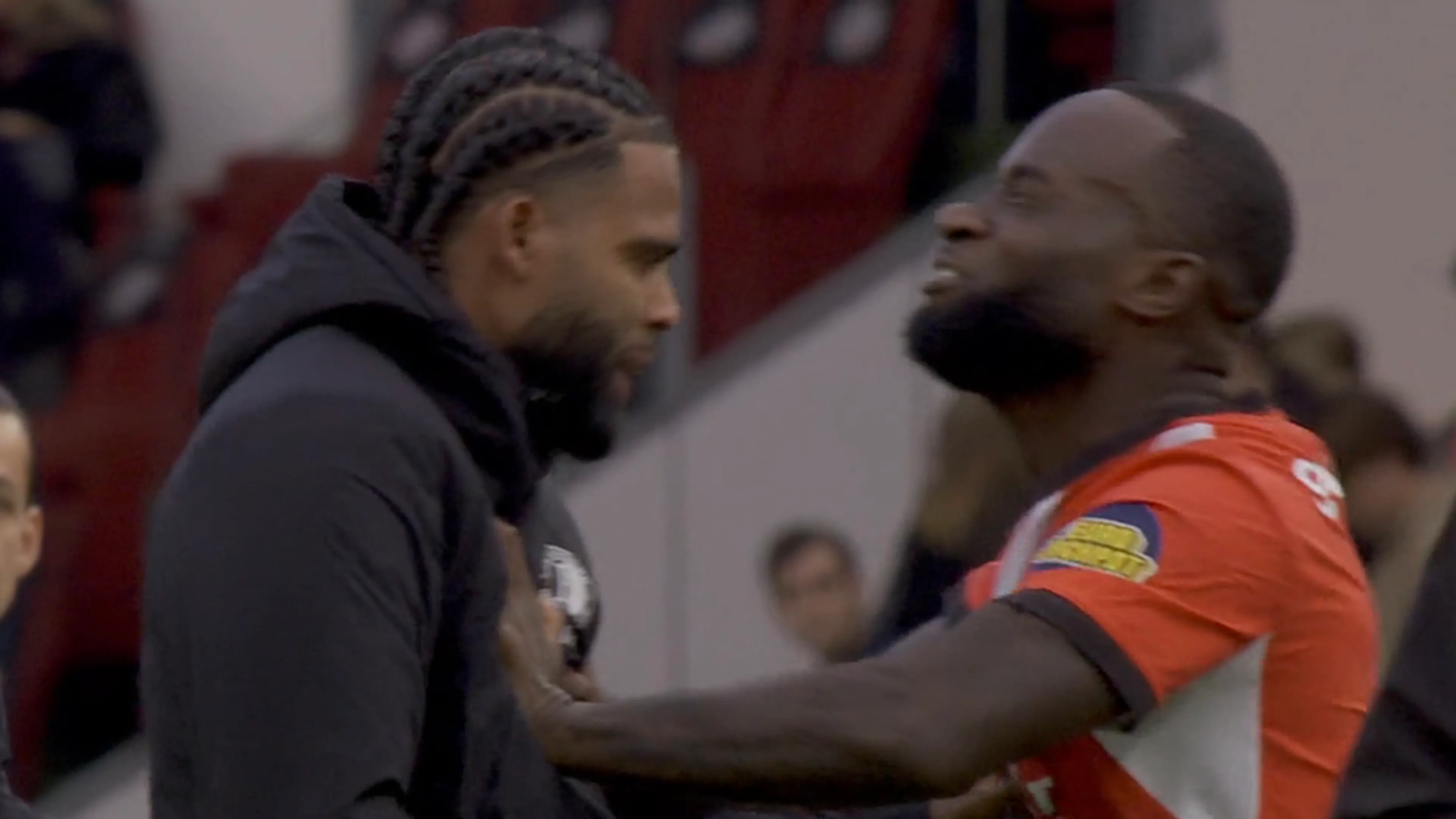 Video: Opstootje tussen St. Juste en Geertruida na afloop van PSV-Feyenoord