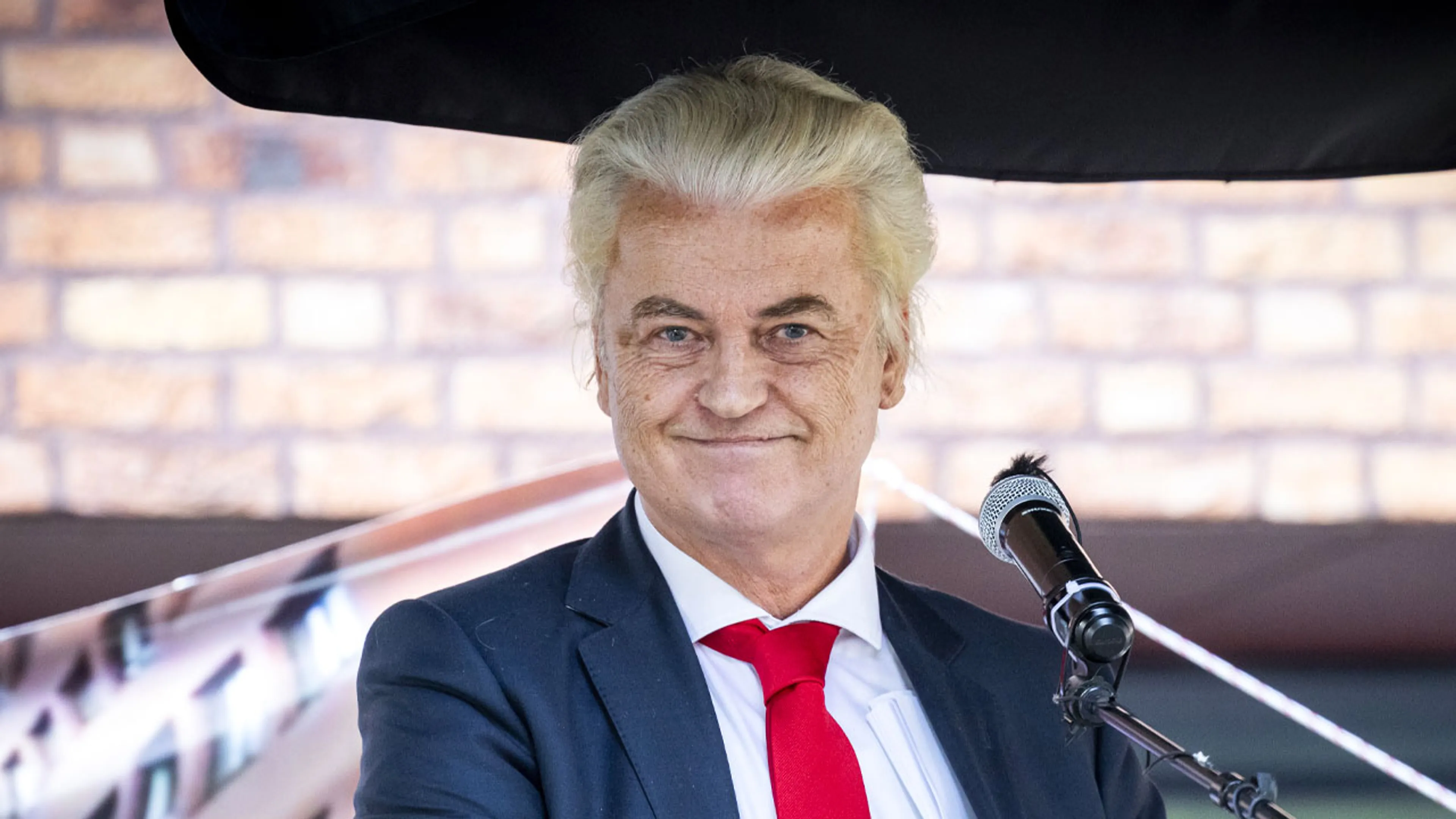 Wilders bij protest tegen asielzoekers in Helmond: 'Hebben jullie ook genoeg van al die azc's?'