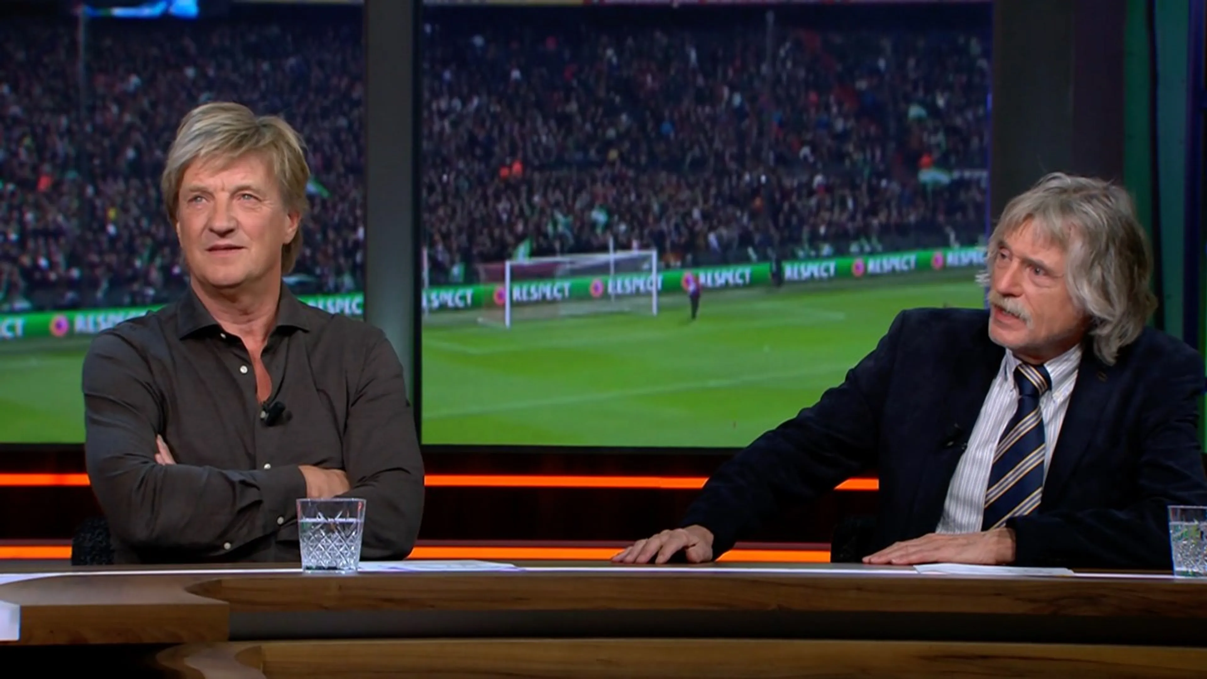 Wim en Johan lovend in de rust: 'Feyenoord verbaast en verrast me iedere keer weer'