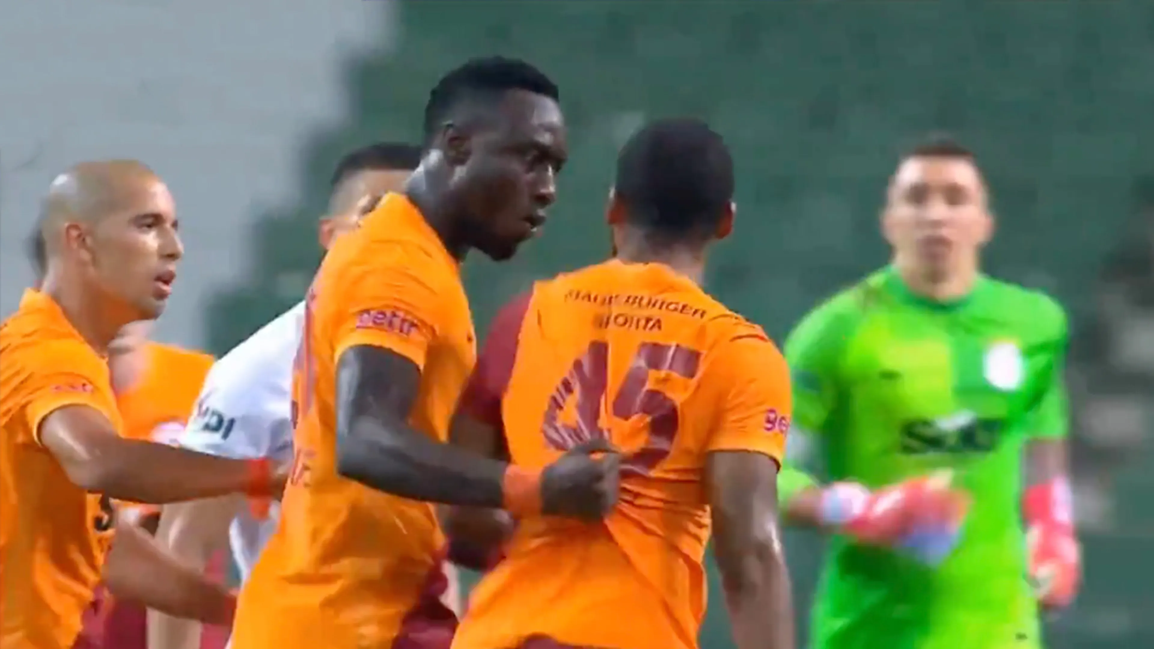 Galatasaray-verdediger deelt kopstoot en klappen uit aan teamgenoot en krijgt rood