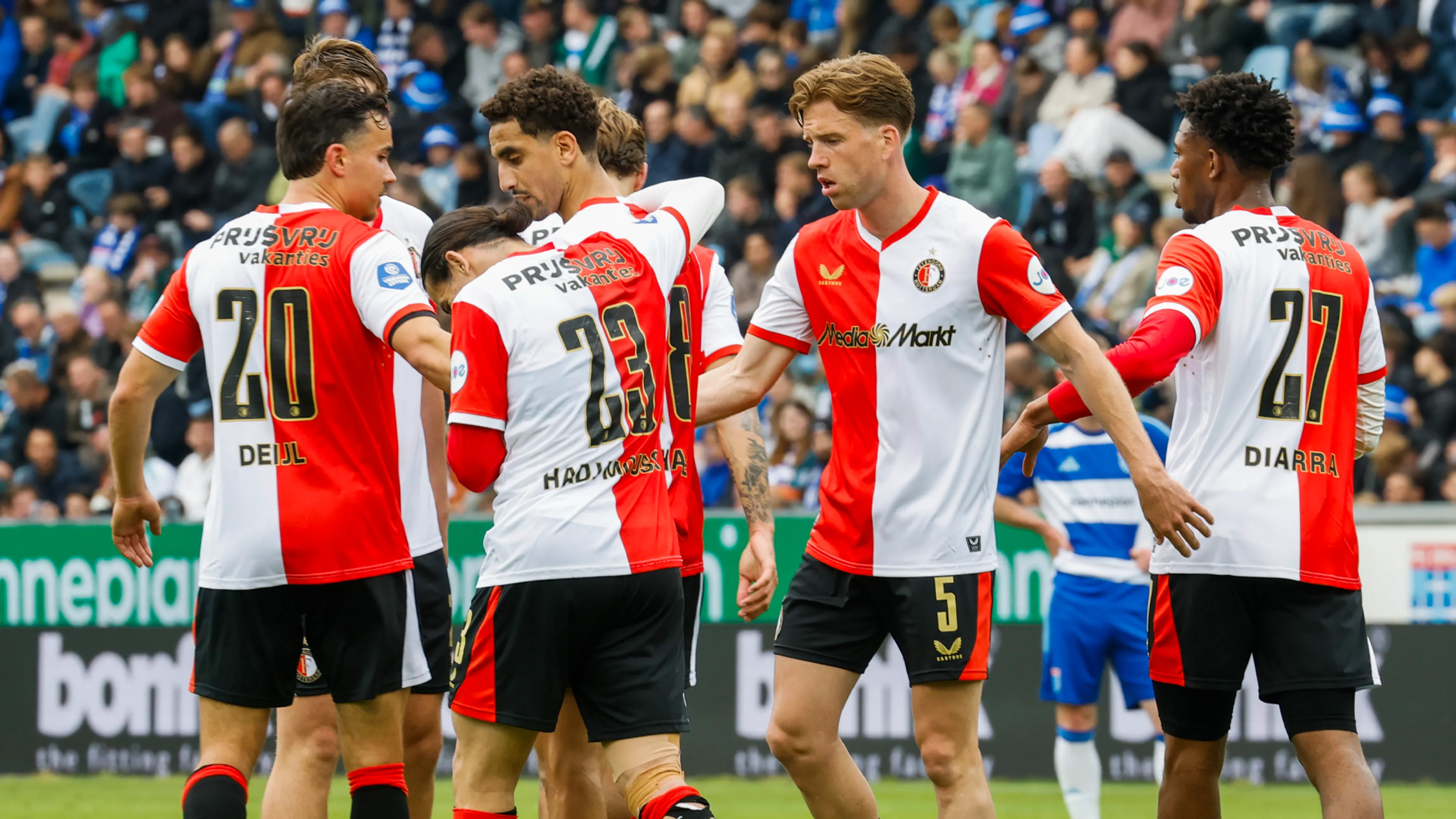 Feyenoord-fans gaan los op nieuw thuisshirt: 'Alsof ze een rugzak om hebben!'
