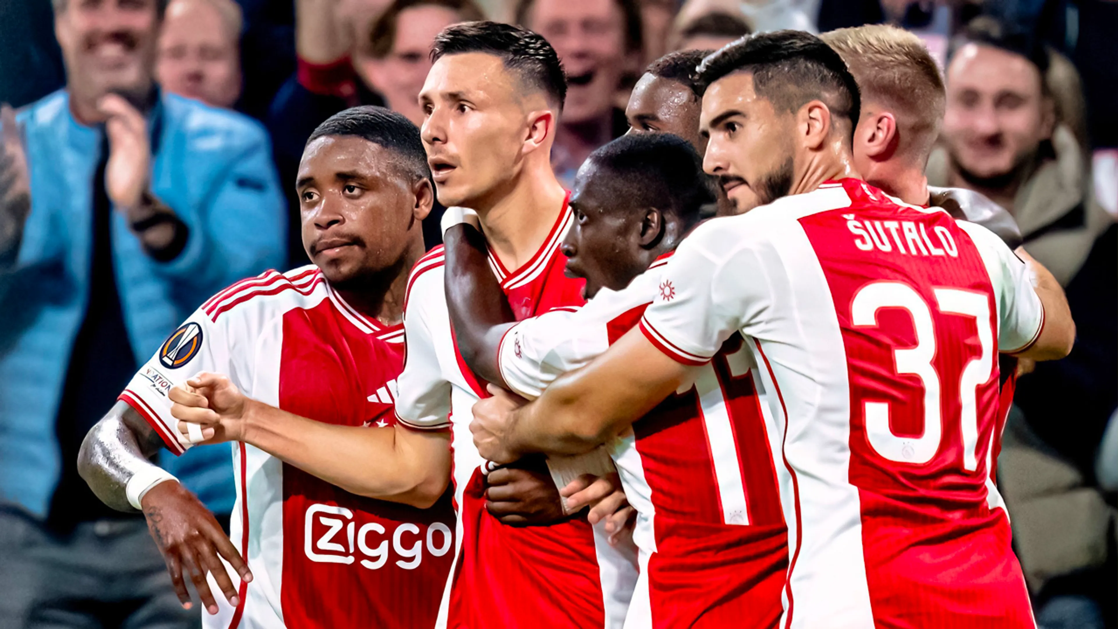 Ajax-fans niet te spreken over achterkant van nieuwe thuisshirt: 'Wie heeft dit goedgekeurd?'