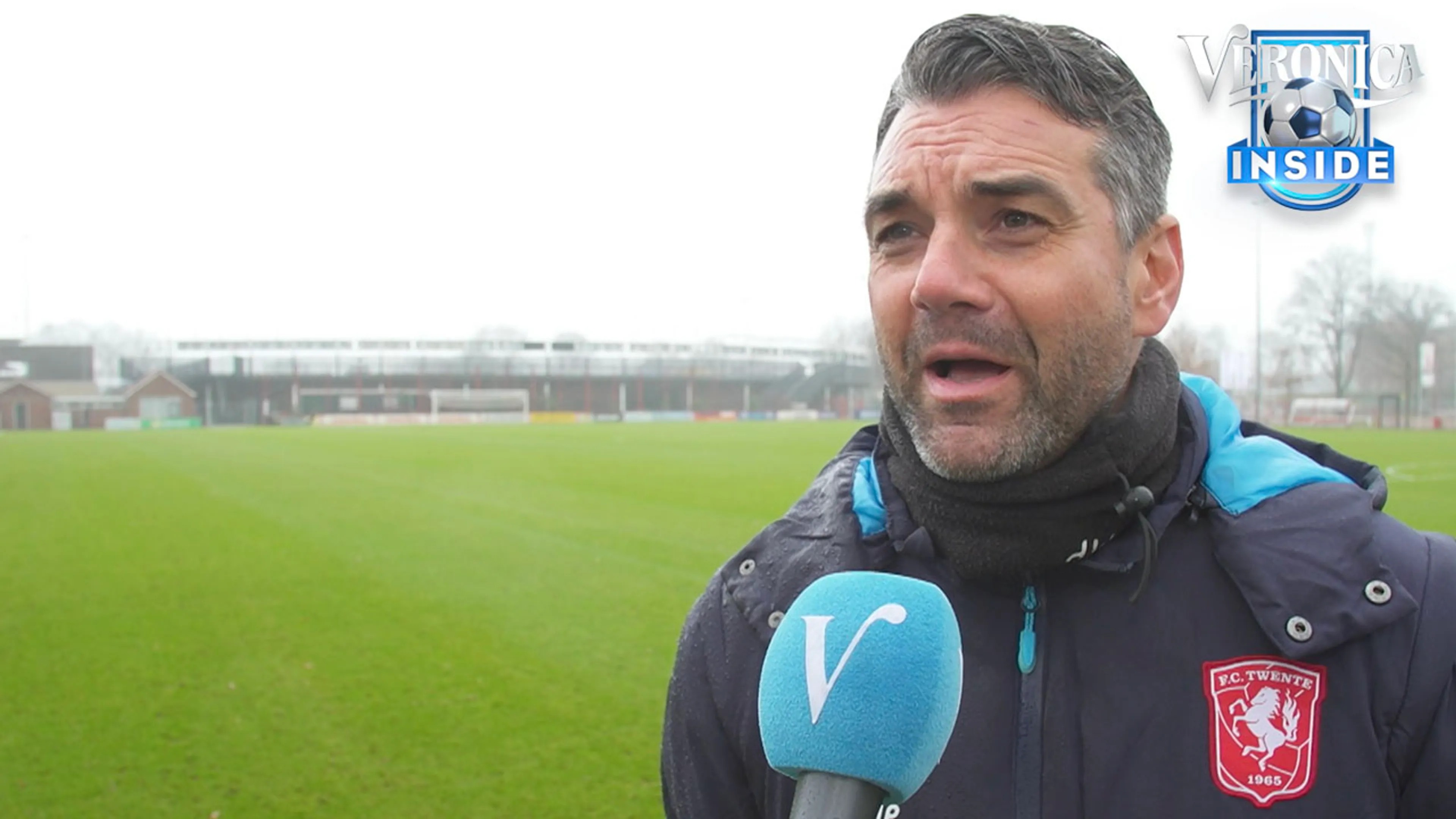 Twente-trainer geïrriteerd: ‘Jullie papegaaien elkaar na!’ 