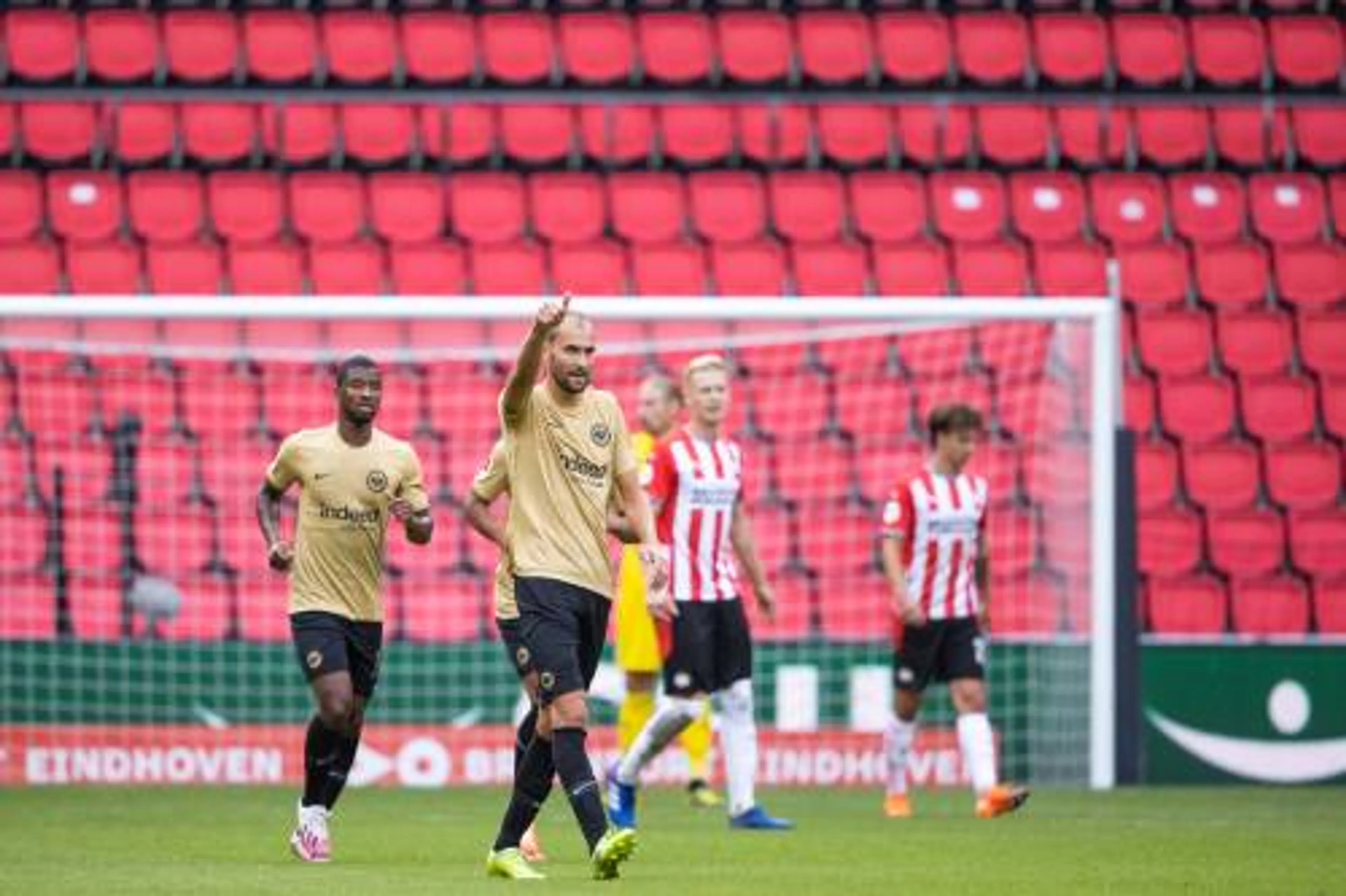 PSV verliest in eigen stadion van Eintracht Frankfurt