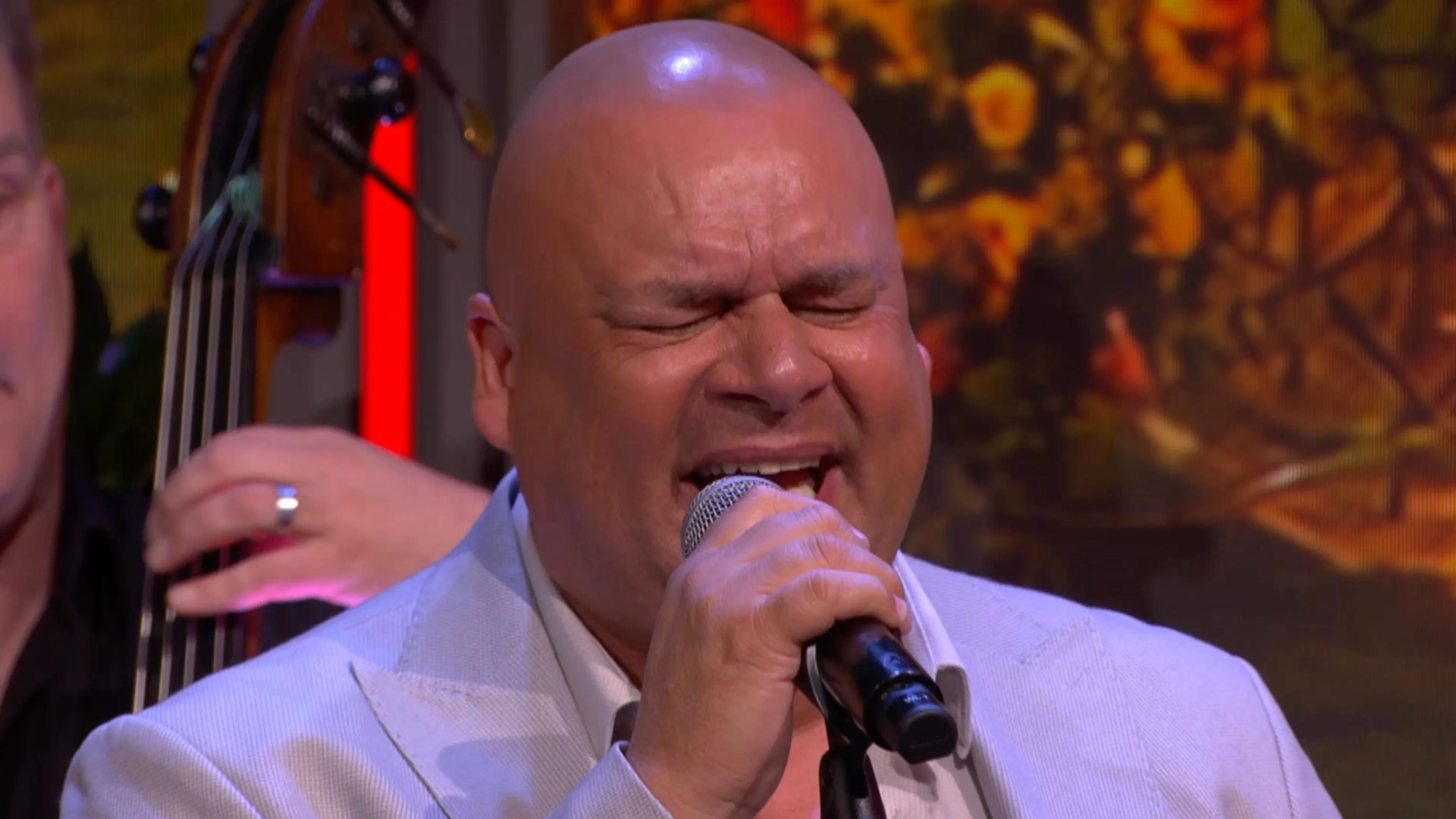 Sani van Mullem zingt 'Ik Heb Het Altijd Al Geweten' tijdens de commercialbreak van De Oranjezomer