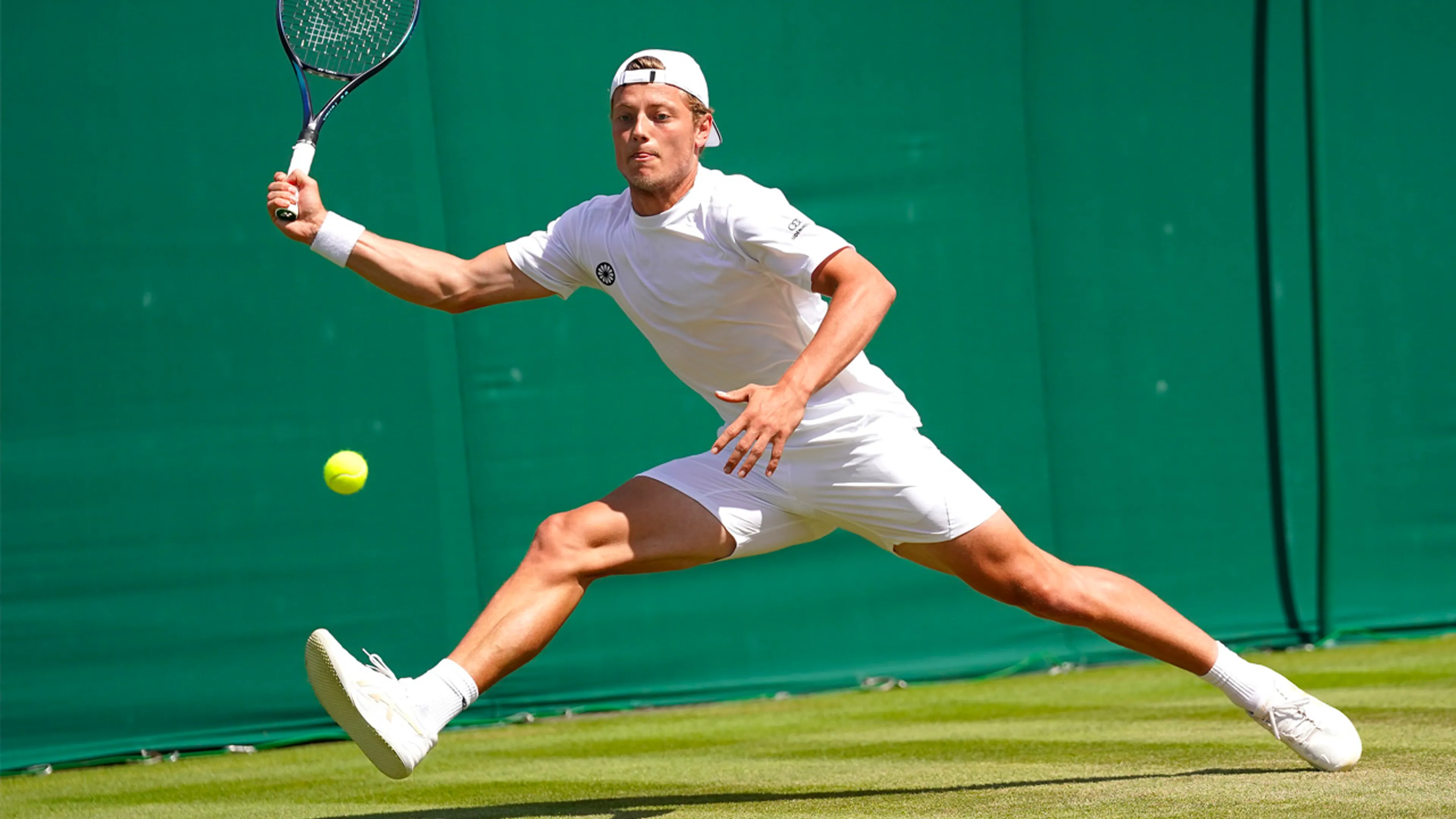 Van Rijthoven stunt opnieuw en plaatst zich voor achtste finales Wimbledon