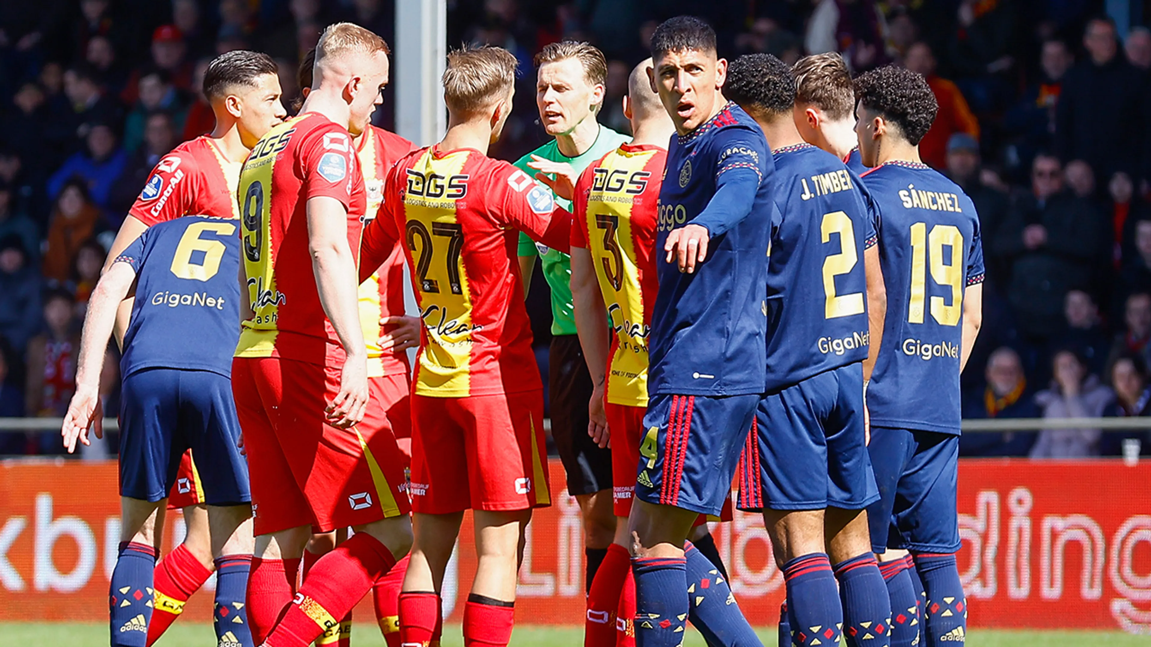 Stroef Ajax verspeelt dure punten tegen Go Ahead Eagles
