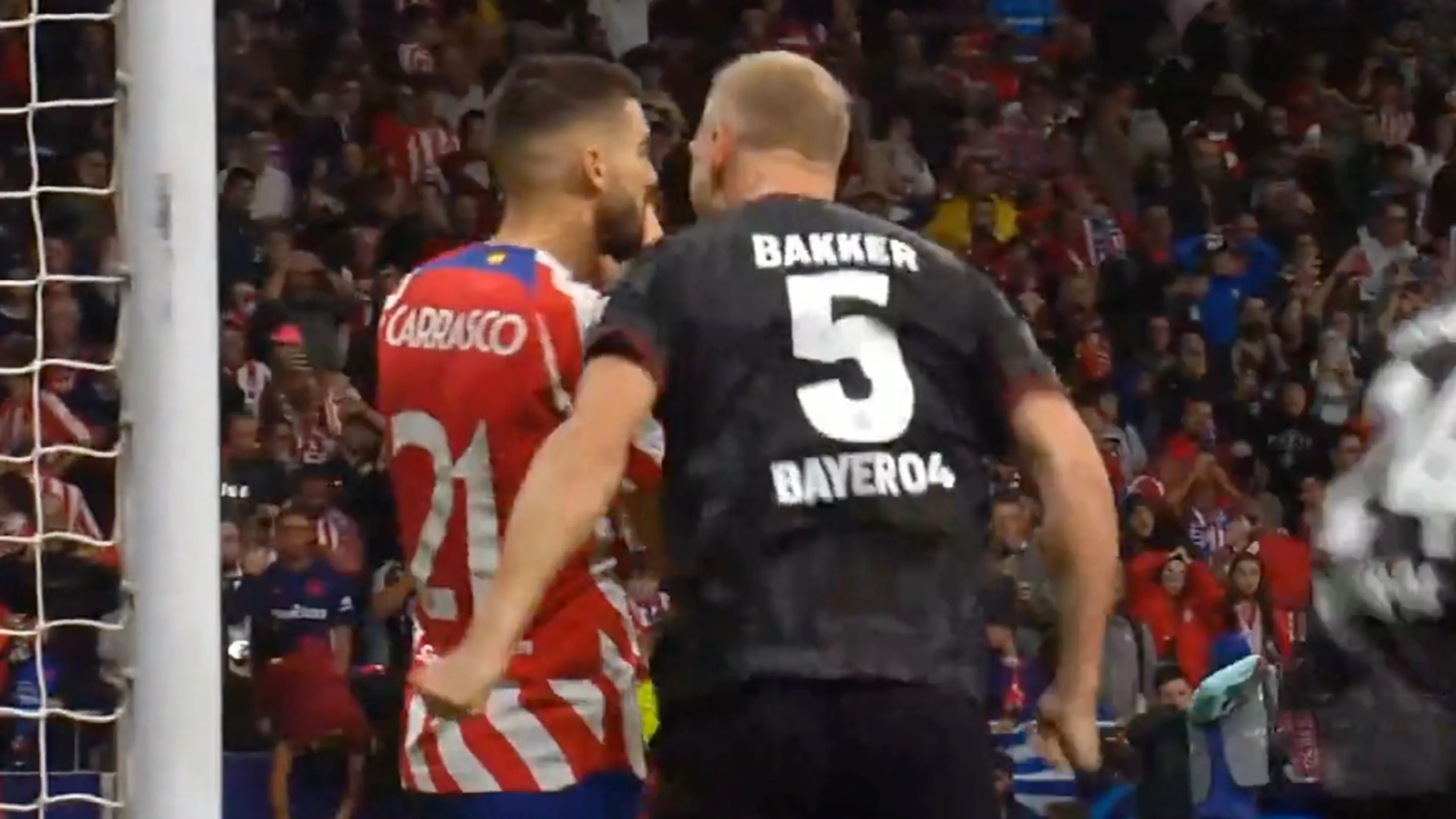 Video: Bakker laat zich he-le-maal gaan na gemiste strafschop van Carrasco