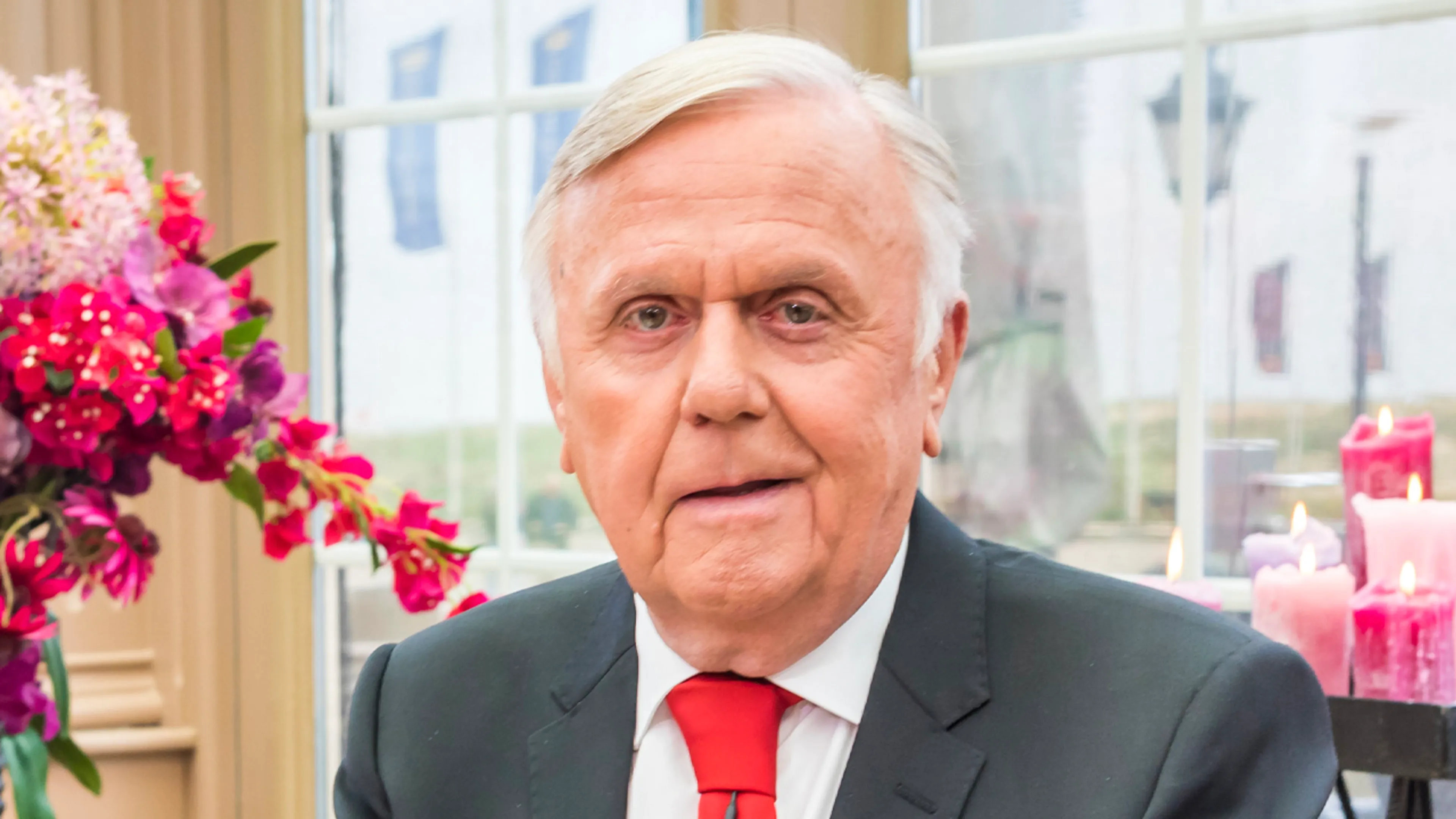 Harry Mens wint Lifetime Achievement Award voor 'parodie op een talkshow'