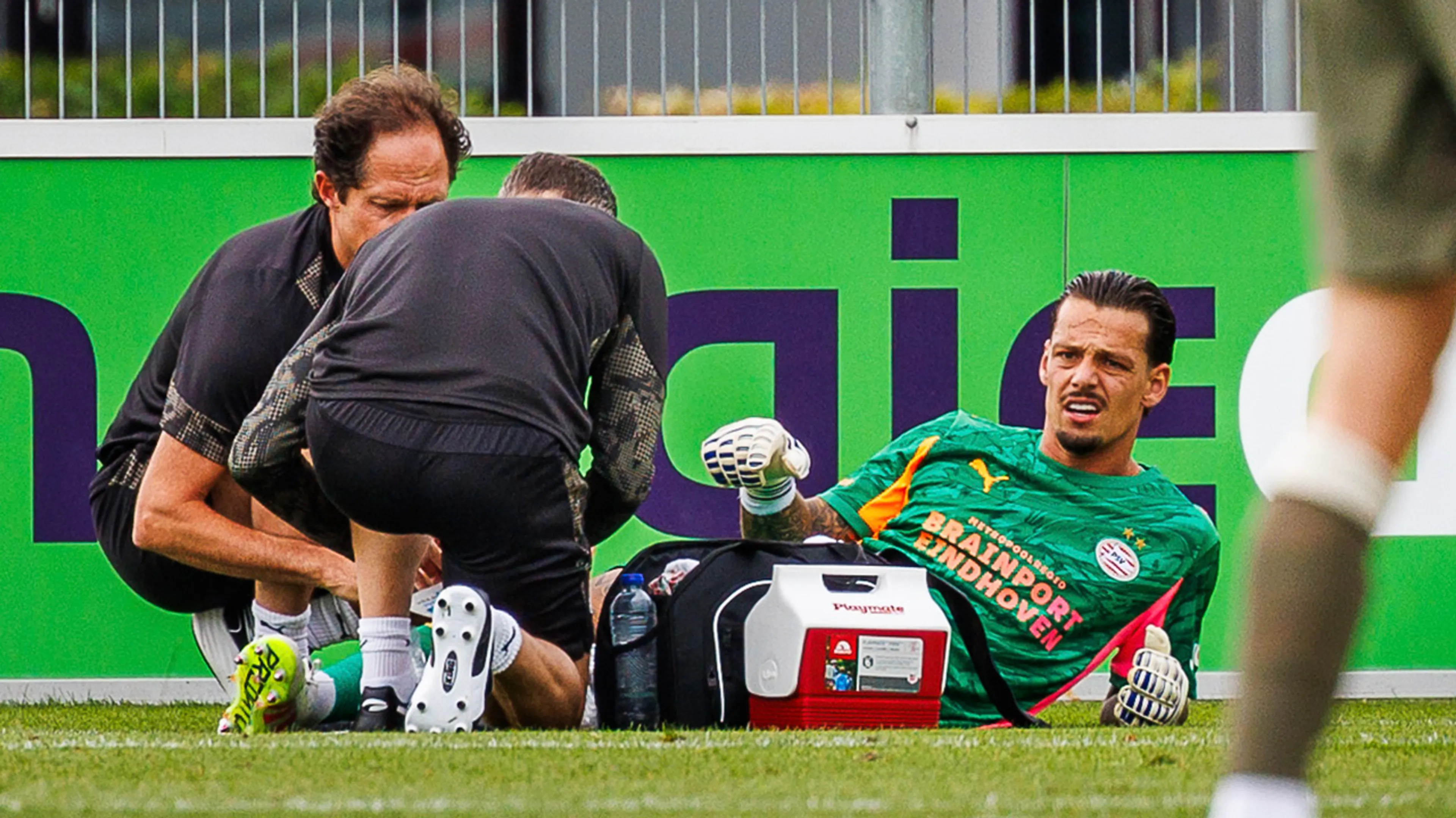 Domper voor Nick Olij: PSV-doelman raakt geblesseerd tijdens officieuze debuut