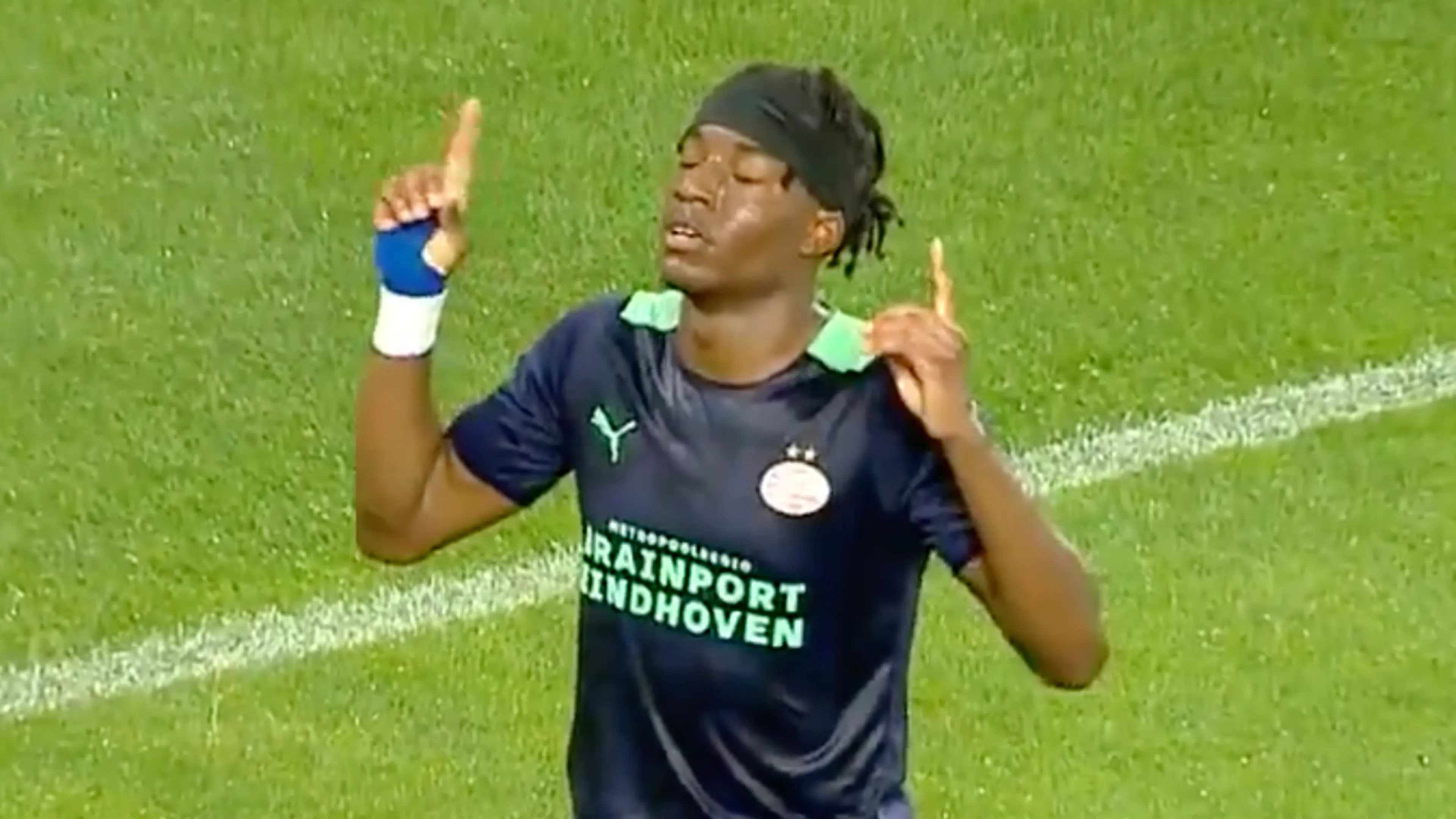VIDEOGOAL: Madueke schiet PSV met wat geluk op voorsprong in Istanbul