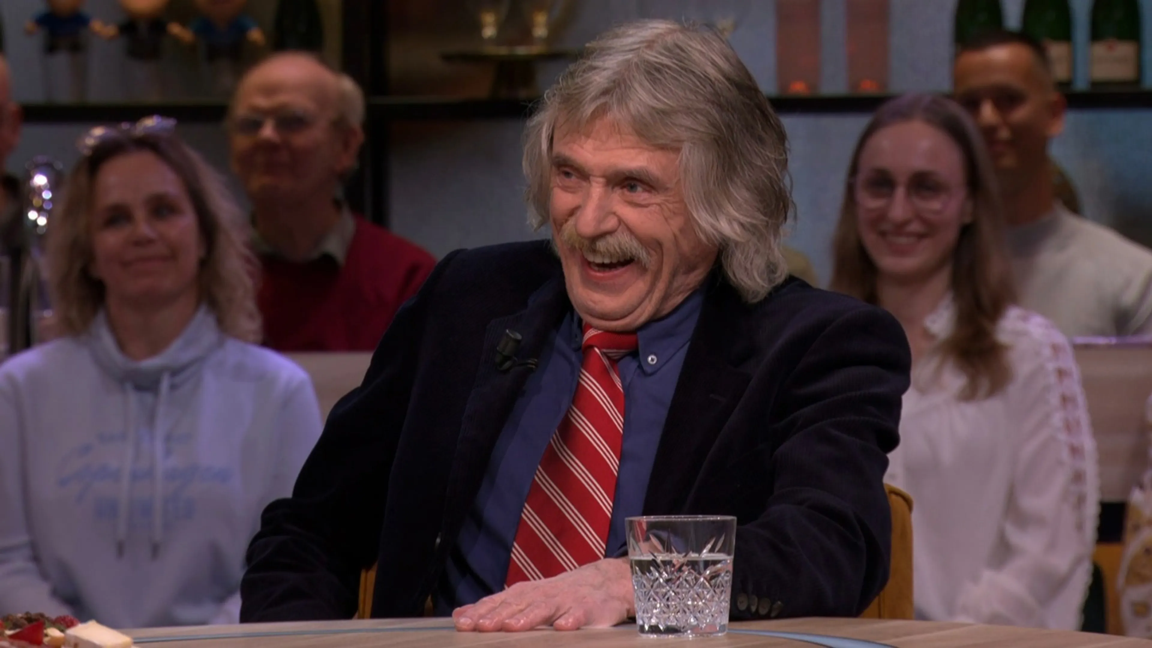 Johan vertelt ooit gepoept te hebben op een rotonde: 'En die auto’s reden maar rond…'