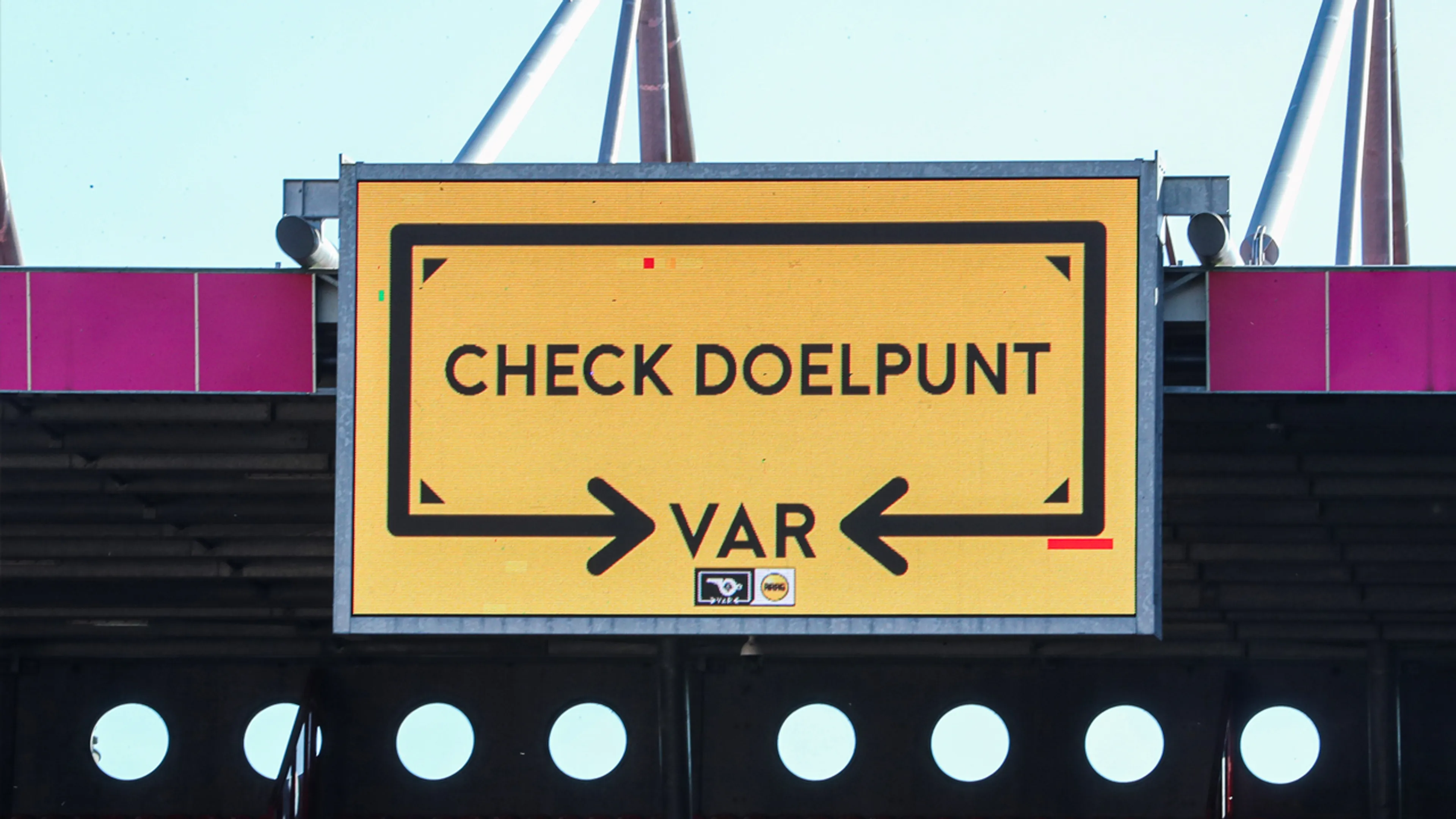 VAR-herhalingen mogen vanaf komend weekend op stadionschermen worden laten zien