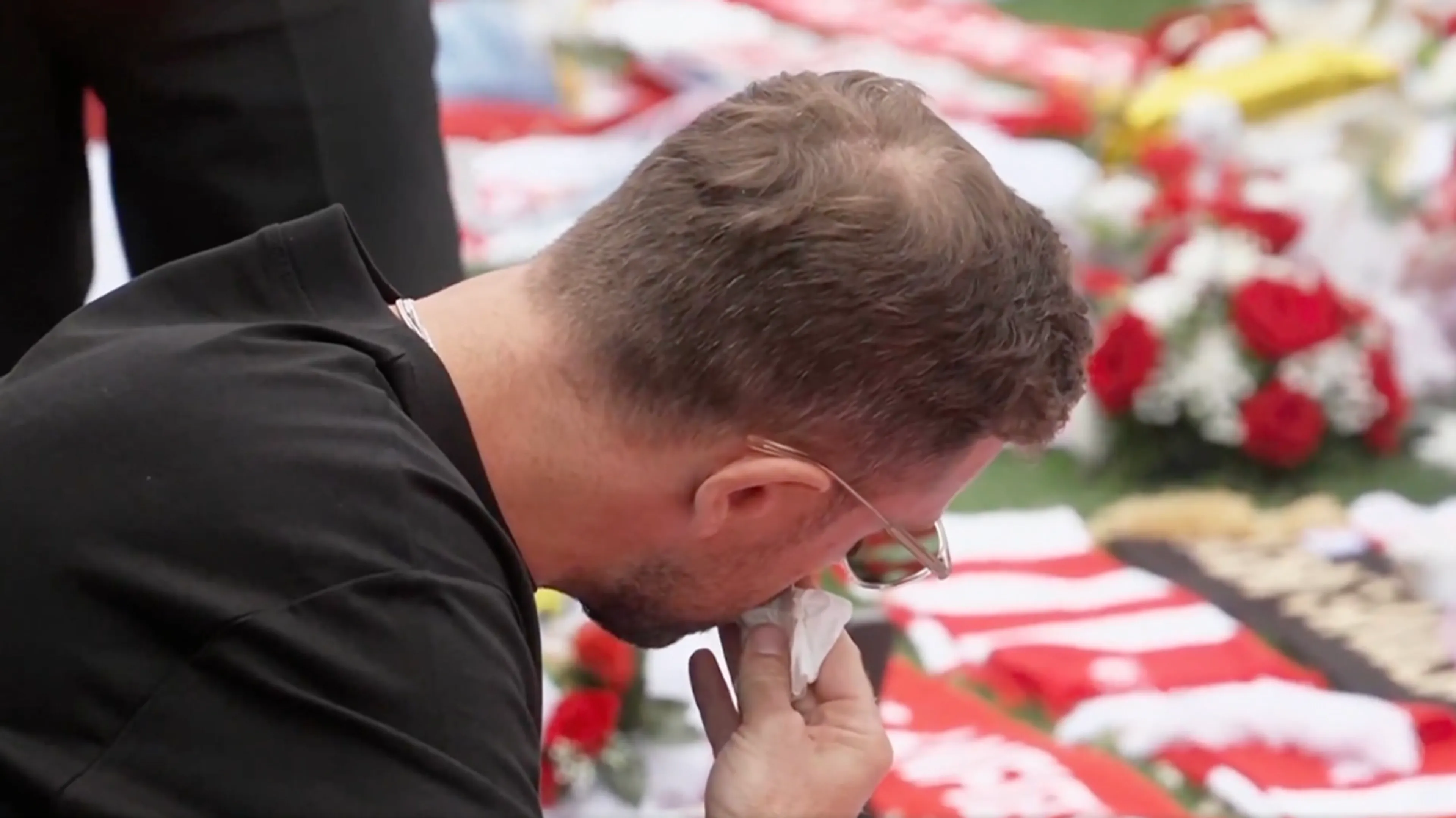 Video: Emotionele Jordan Henderson bezoekt Anfield en betuigt respect aan Diogo Jota