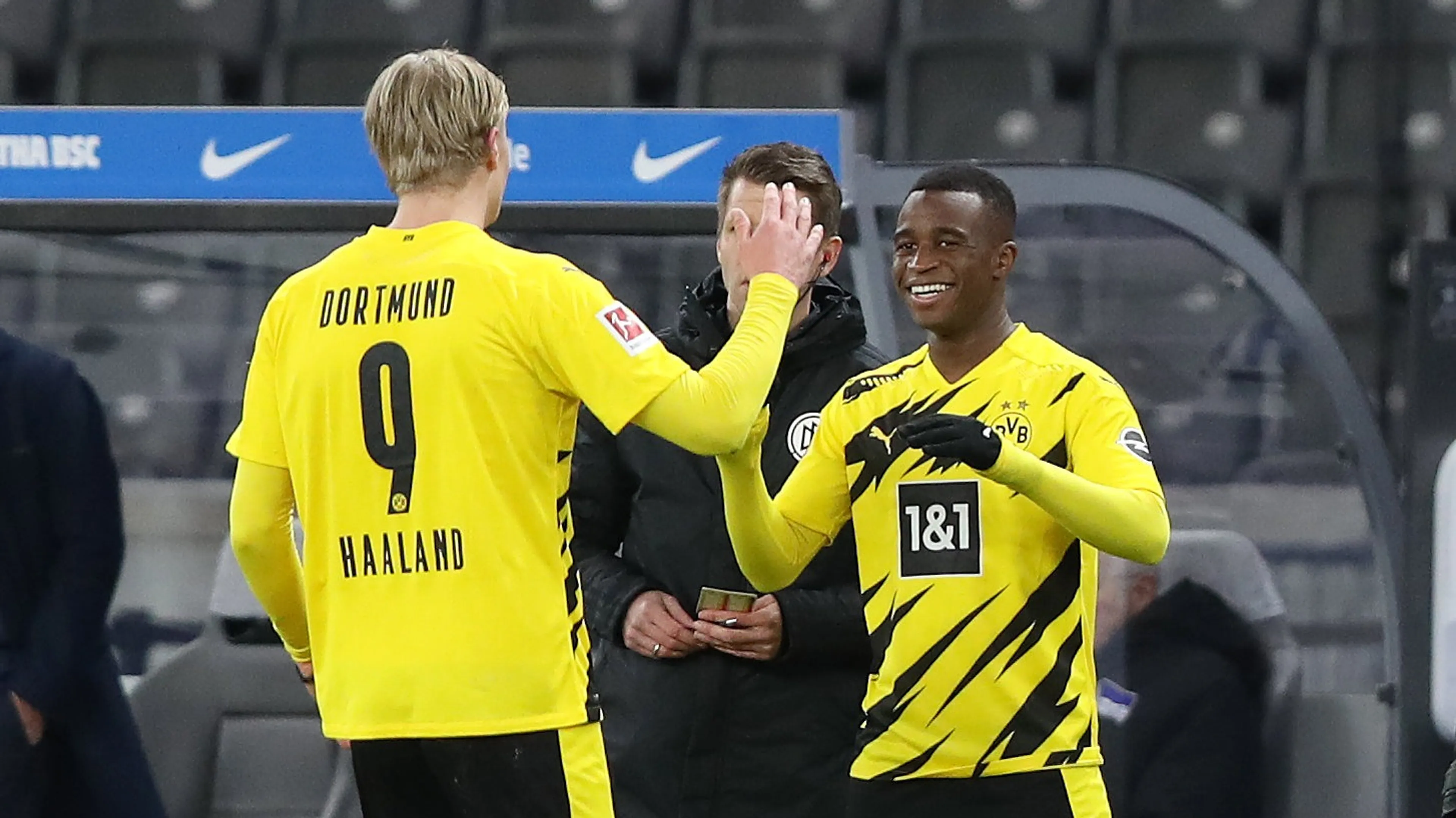 Dortmund wint en ziet 16-jarige Moukoko scoren