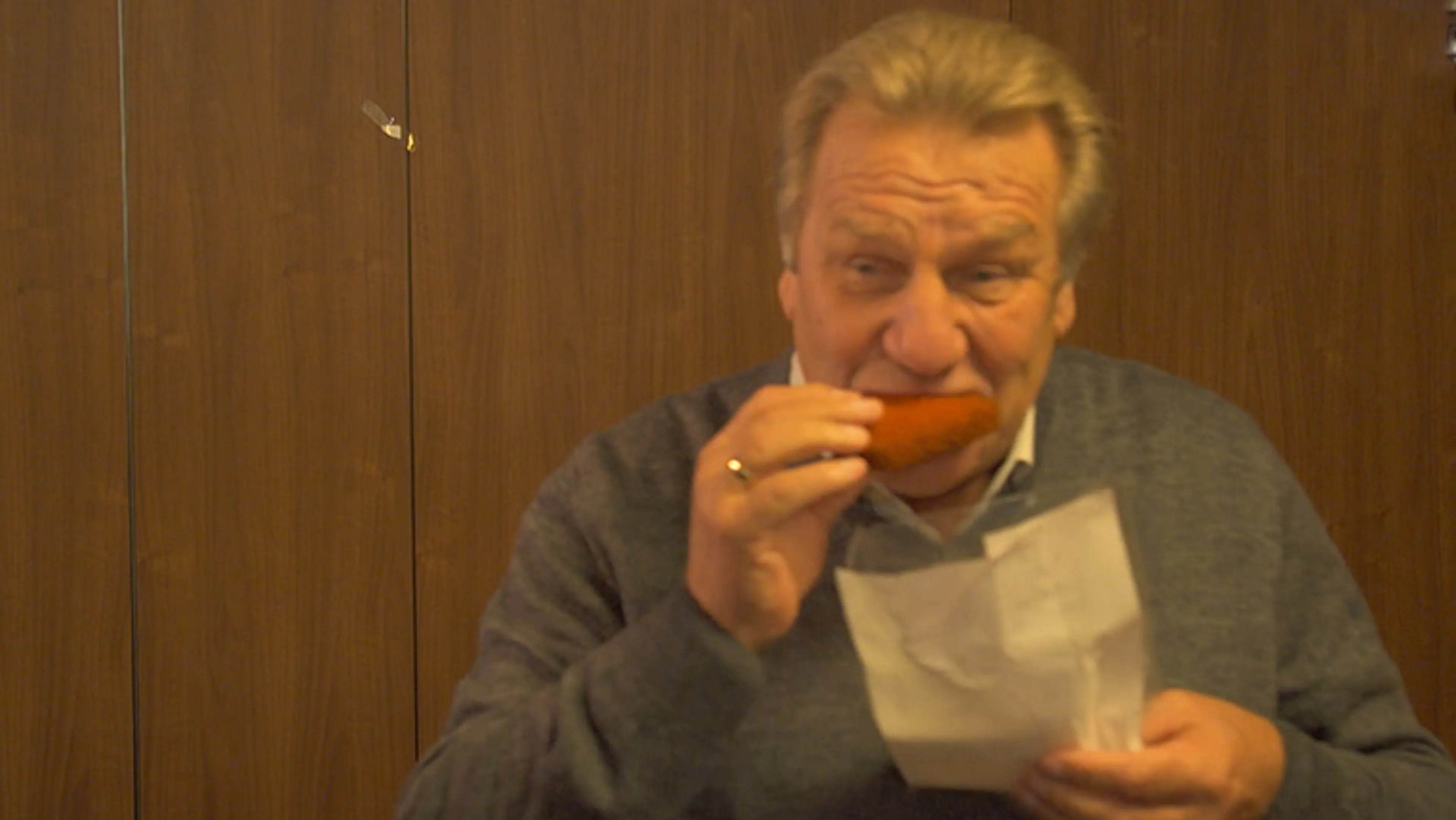 Wilfred en René feliciteren Jan met z'n 70ste verjaardag met bamischijf!