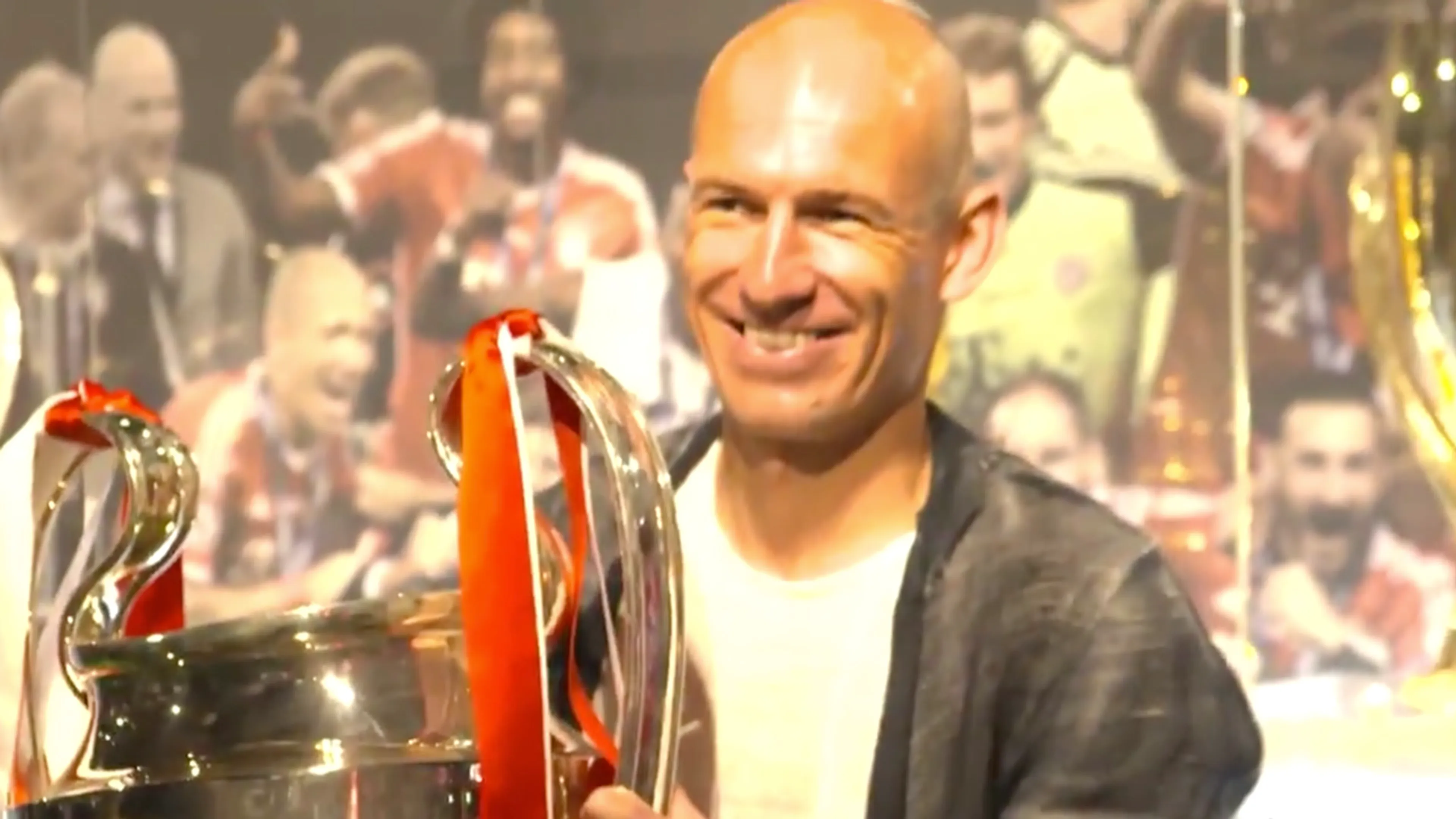 Robben herenigd met CL-beker bij bezoek aan Robbéry-tentoonstelling