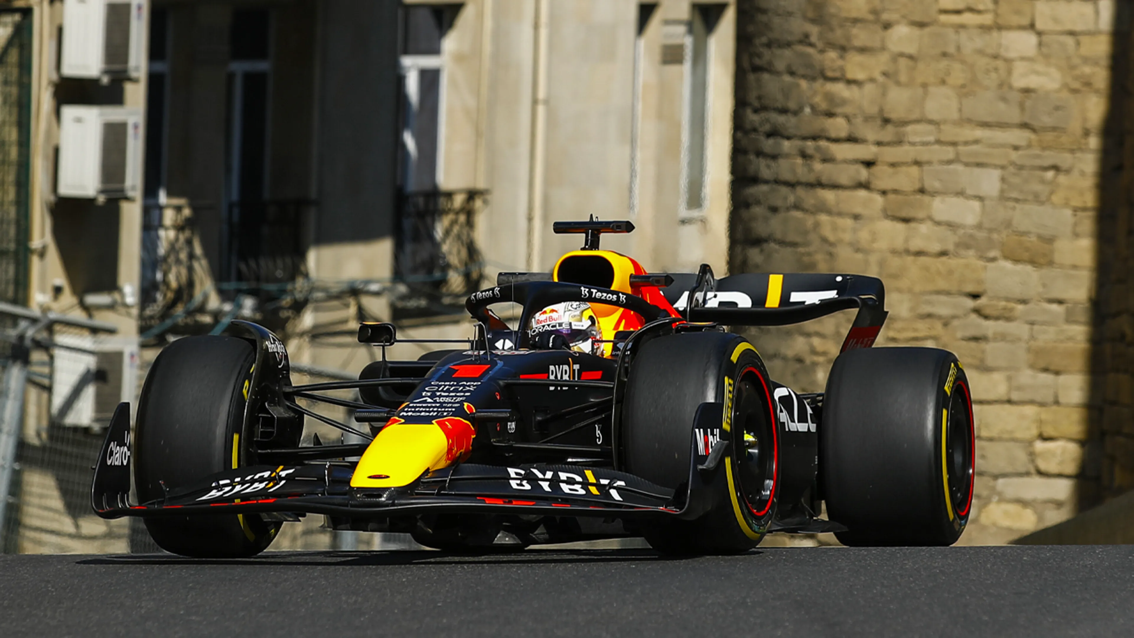 Verstappen derde in vrije training, Leclerc snelste
