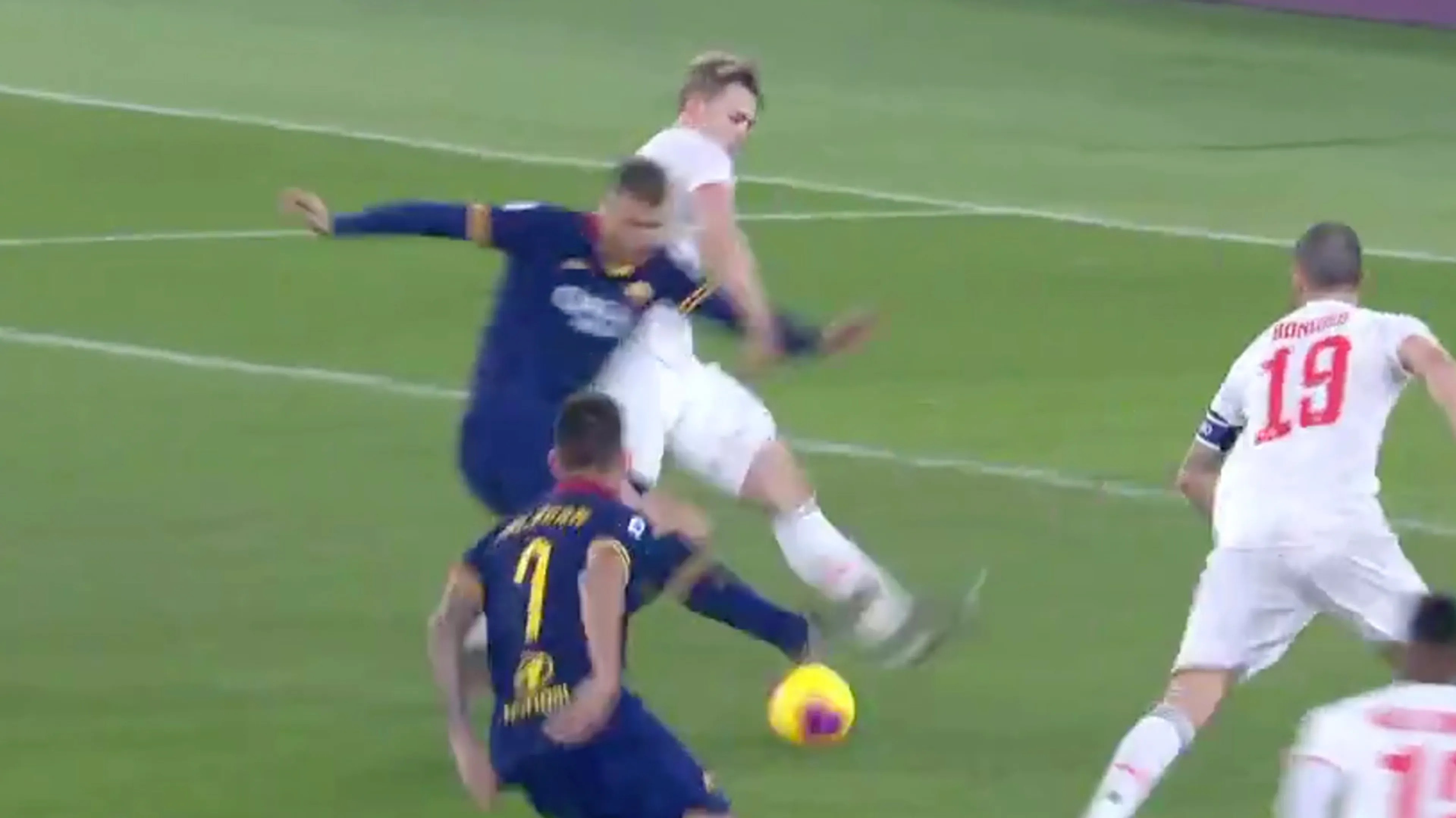 De Ligt redt Juventus met uitstekende tackle