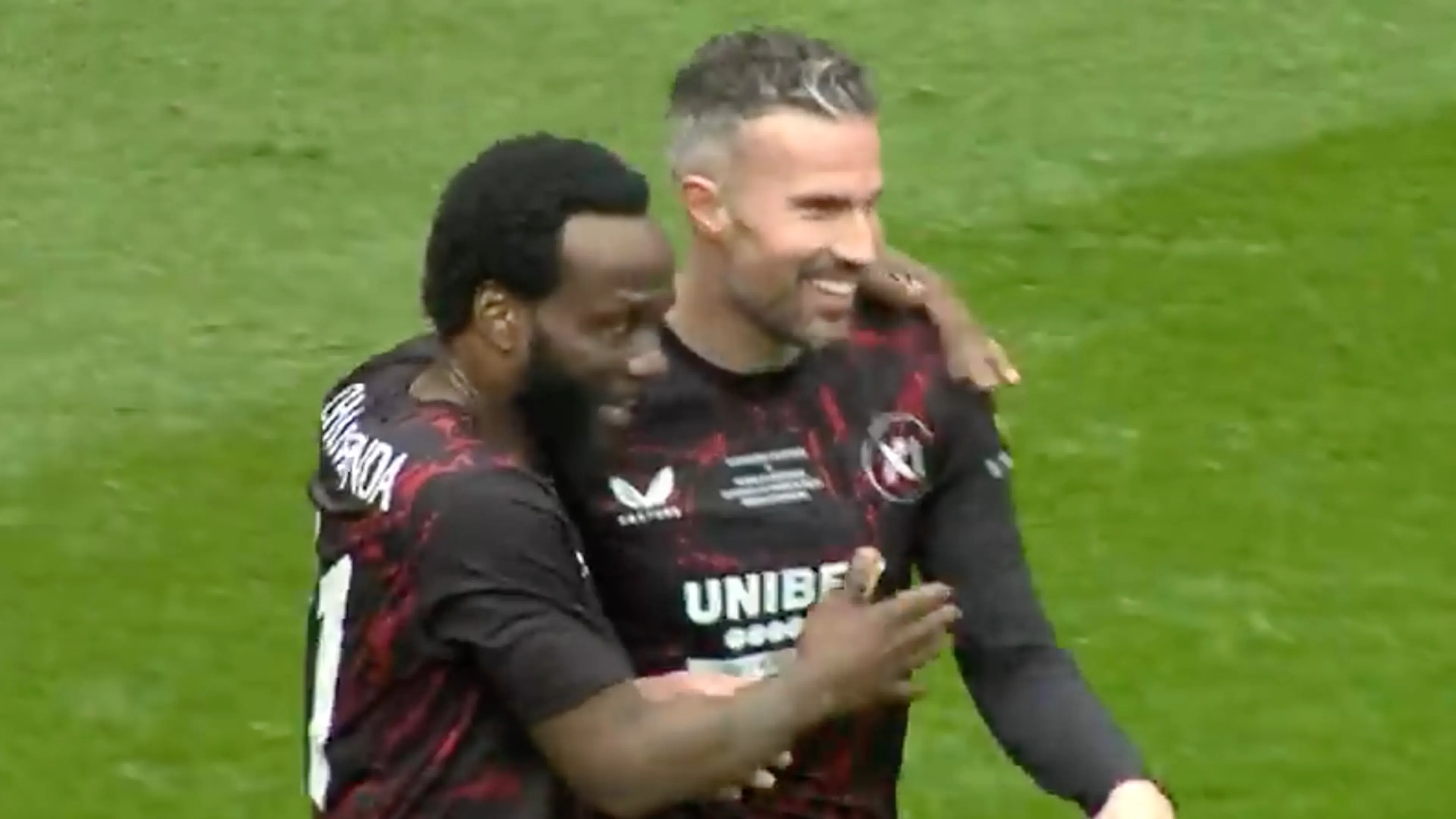 Robin van Persie in bloedvorm bij benefietduel: twee goals en een assist