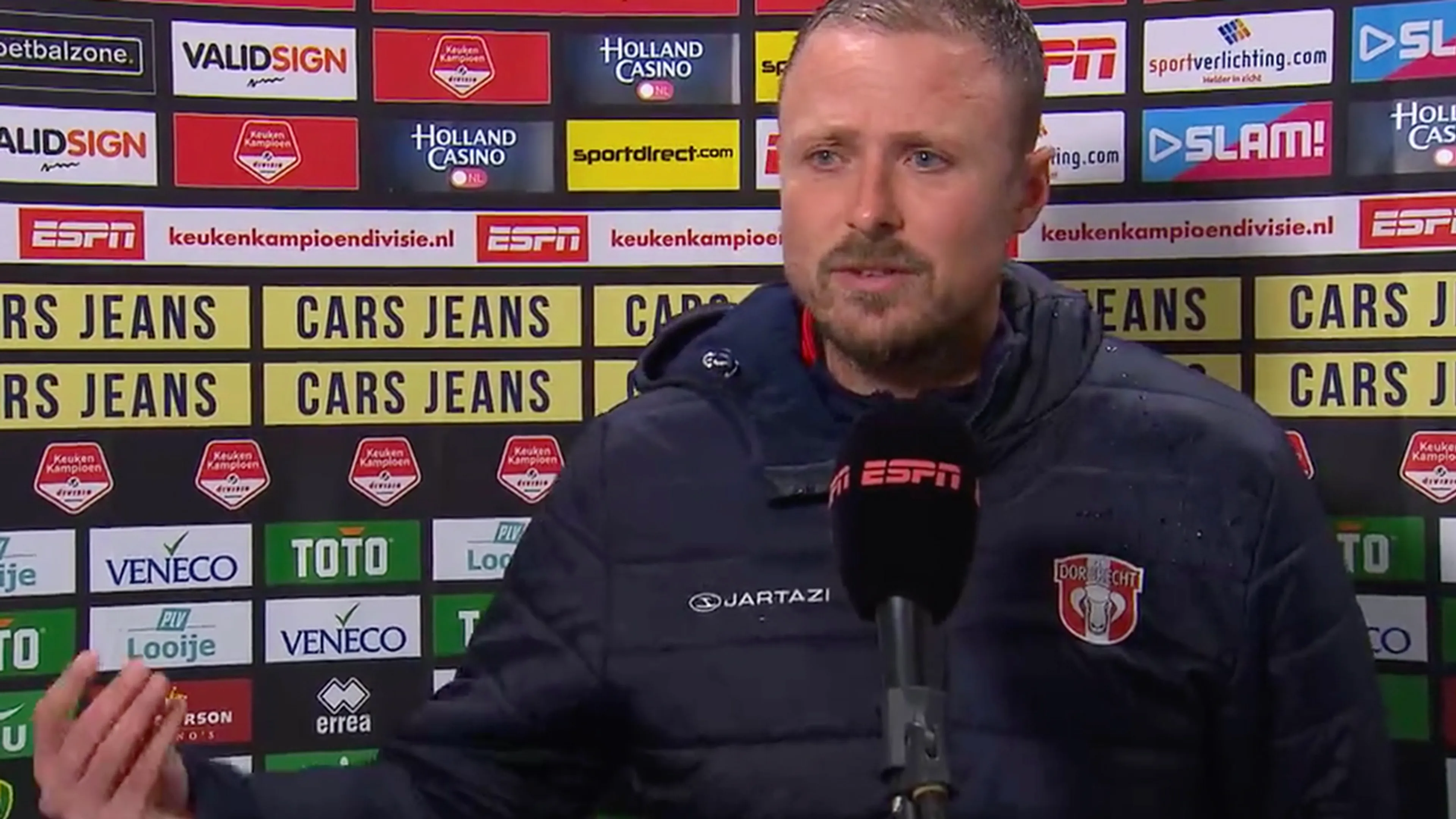 VIDEO: FC Dordrecht-trainer Santoni slaat bord doormidden na pijnlijke afgang