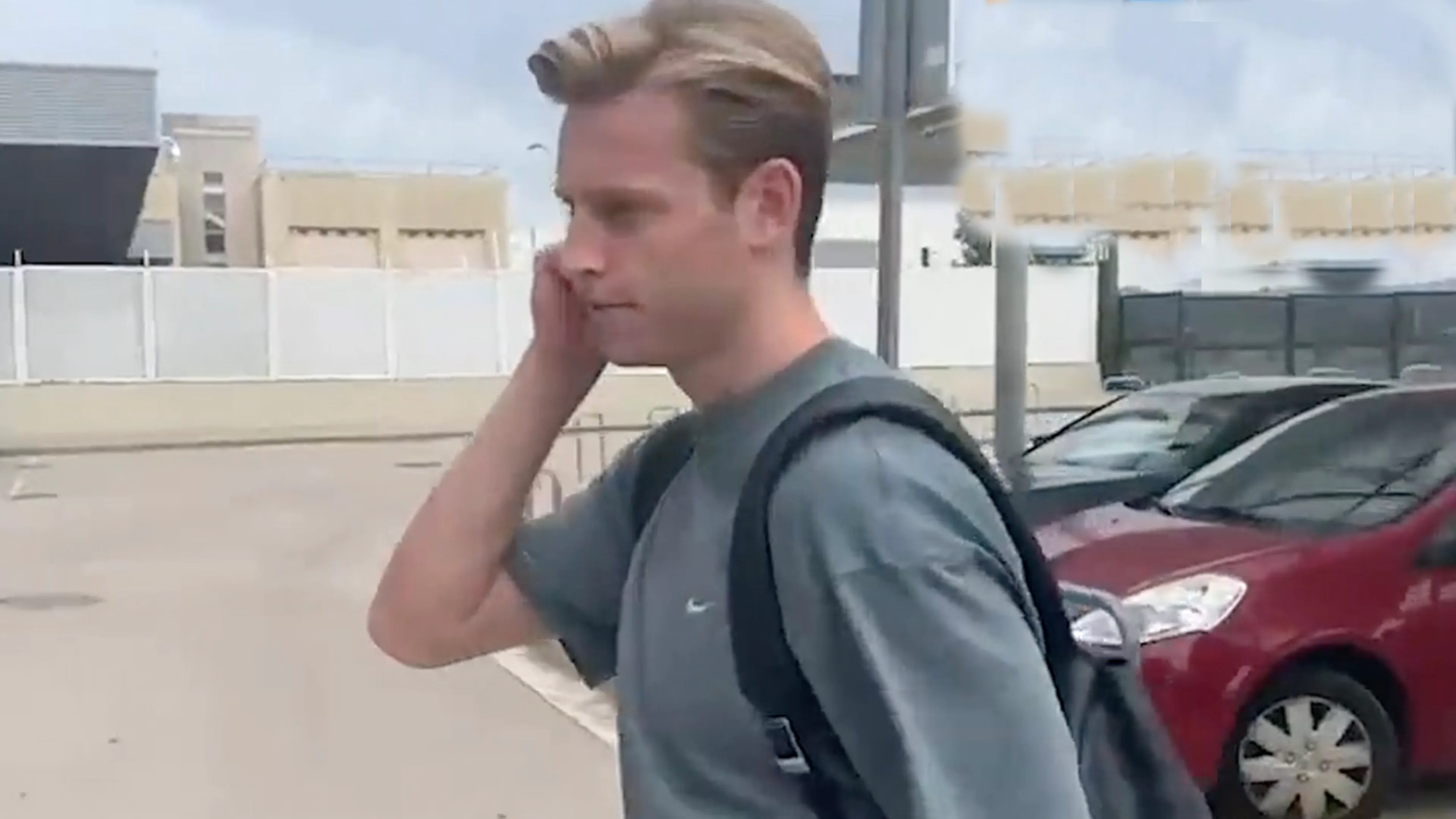 'Frenkie de Jong gespot op vliegveld; middenvelder onderweg naar Engeland'