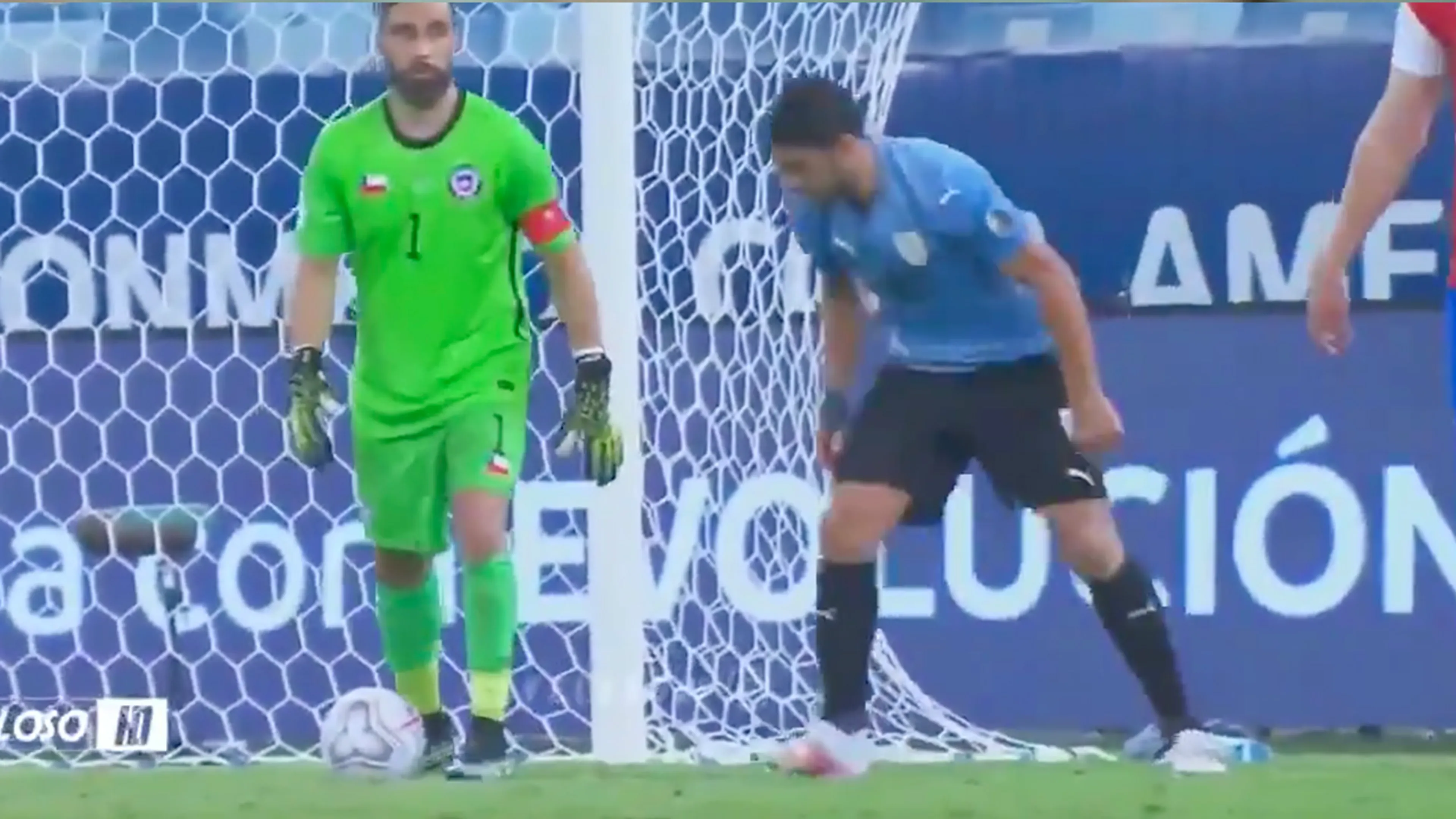 Dit verzin je niet: Suarez hindert doelman Bravo op bizarre wijze