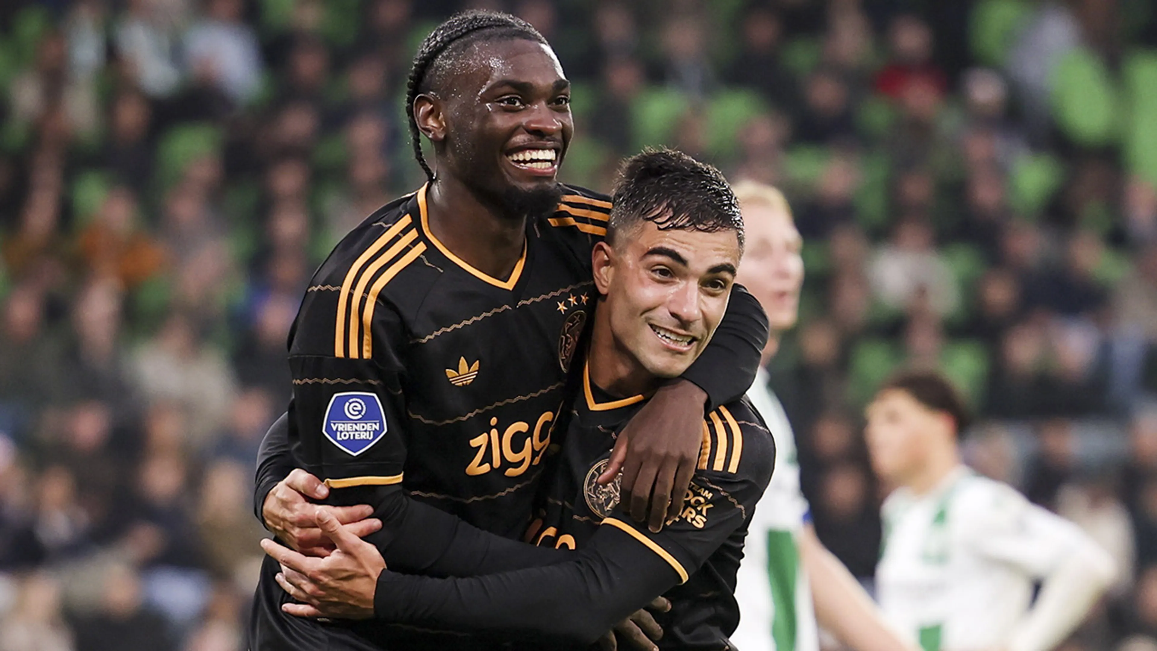 Ajax boekt overtuigende zege in doelpuntrijk duel met FC Groningen
