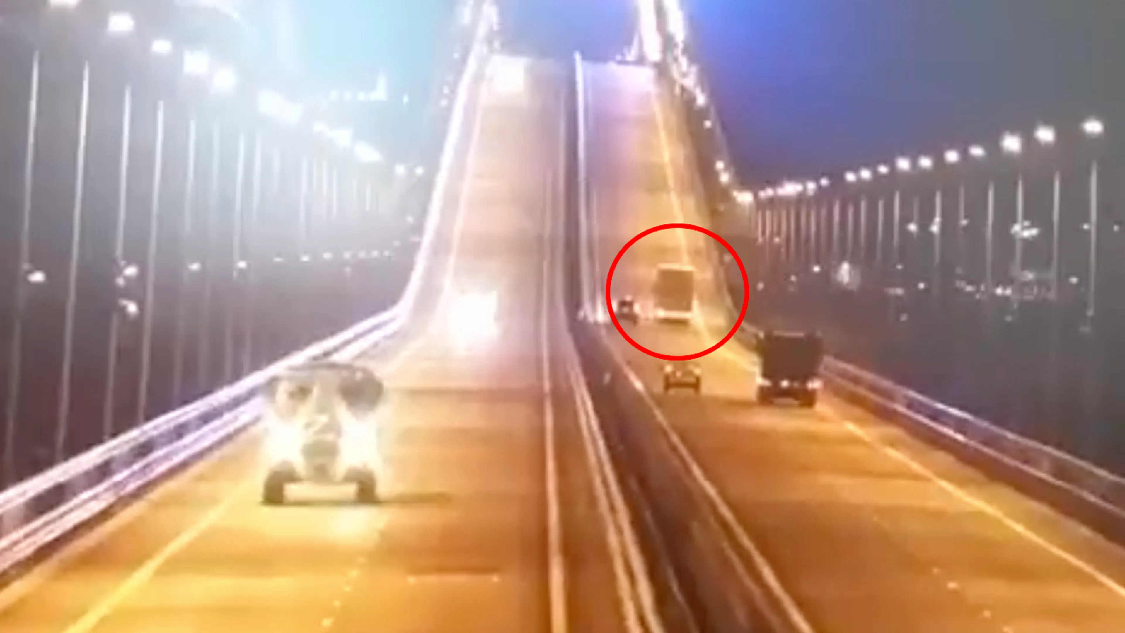 Bizarre beelden tonen opgeblazen brug tussen Krim en Rusland: 'Keerpunt in de oorlog'